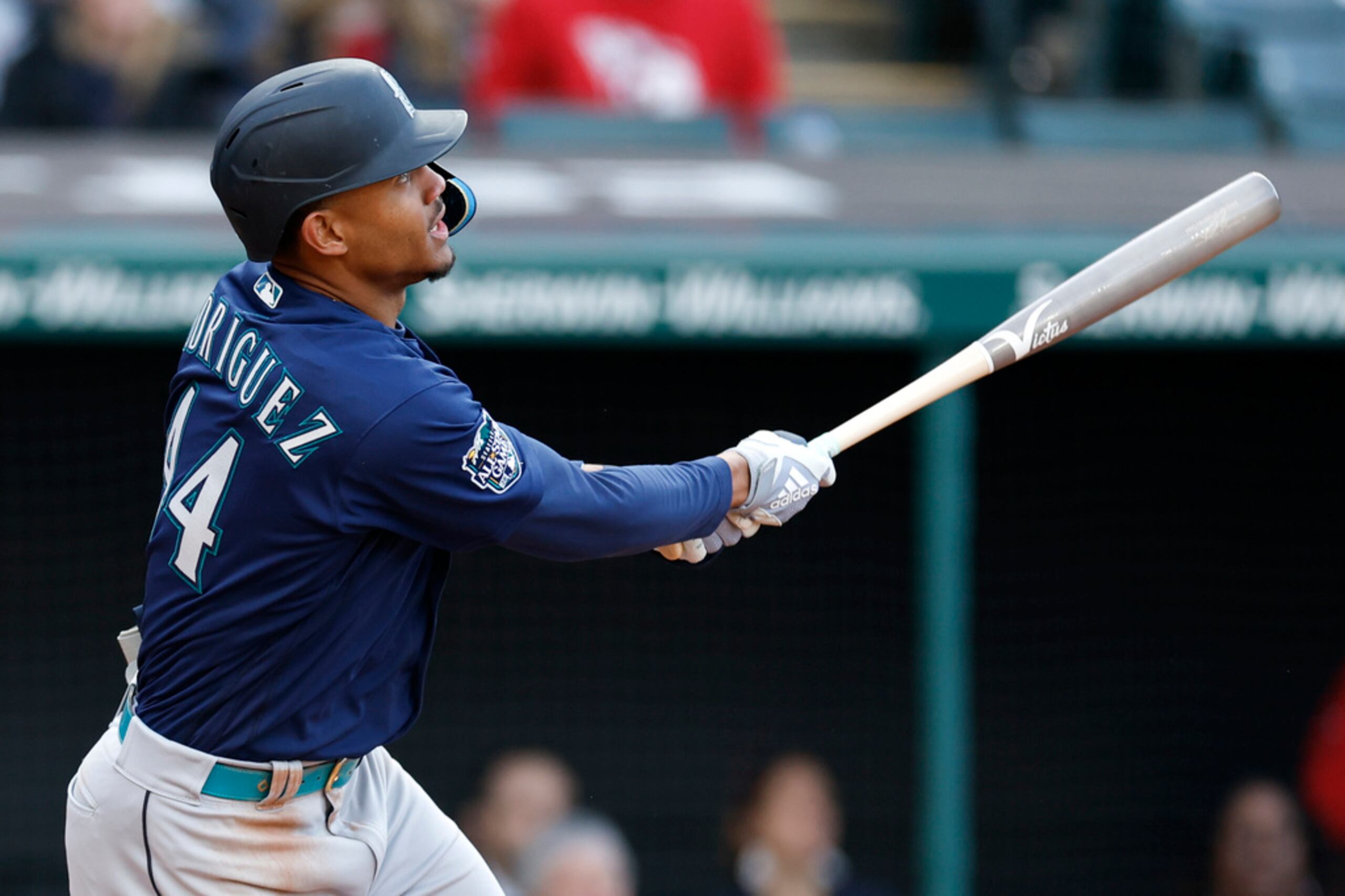 El dominicano Julio Rodriguez de los Marineros de Seattle observa su jonrón de dos carreras en la sexta entrada en el juego ante los Guardianes de Cleveland.