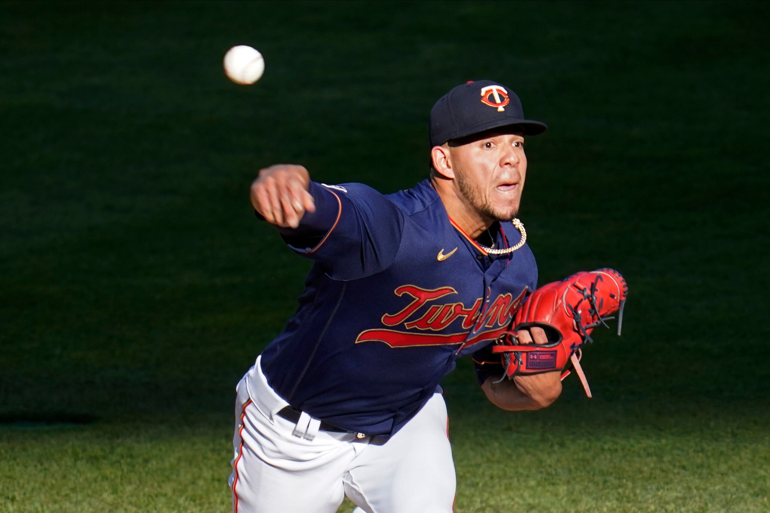 José Berríos completa un envío de su salida ante los Astros el sábado en la noche en Minnesota.