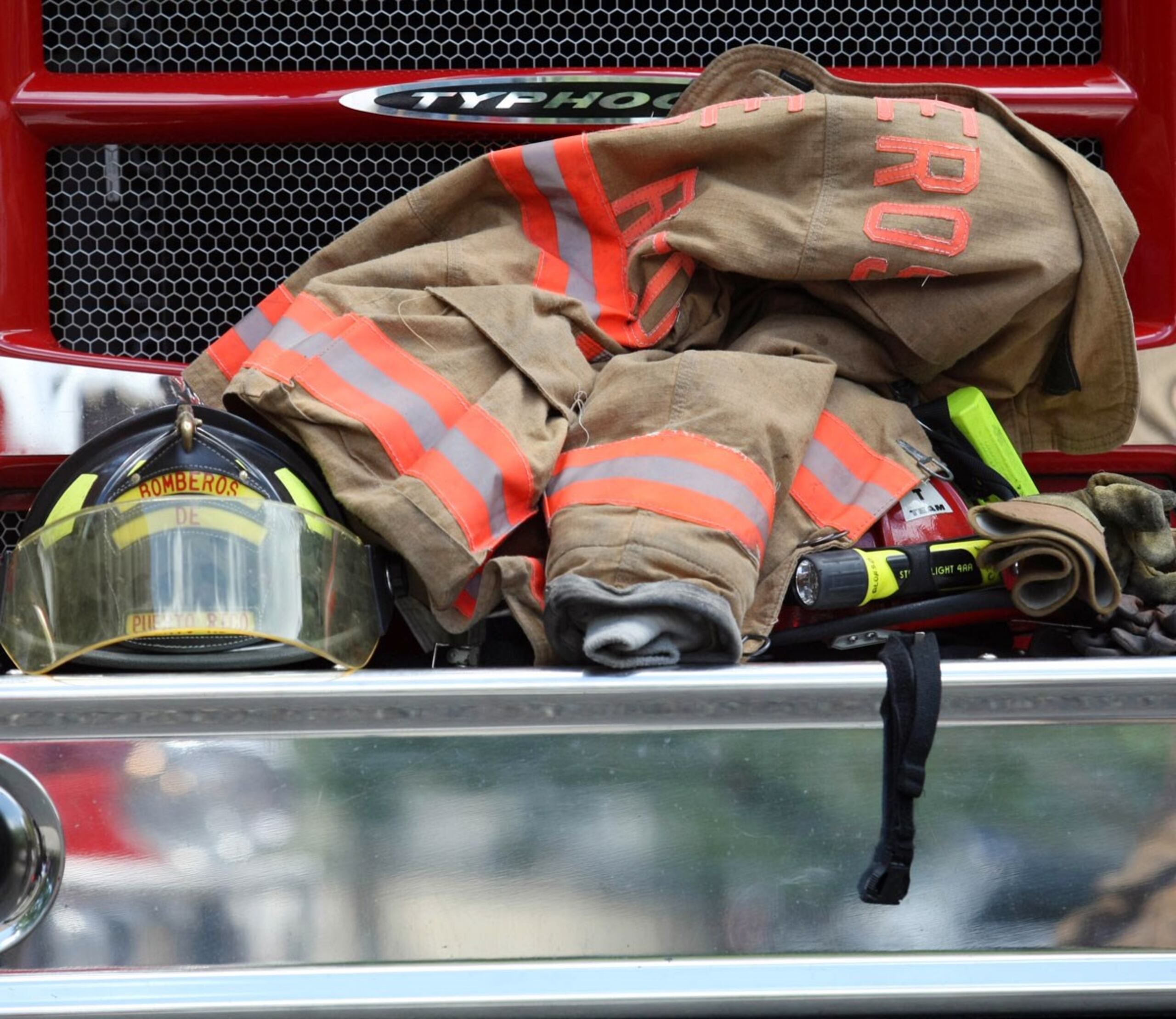 Los bomberos de las estaciones de Hatillo y Camuy extinguieron el incendio. (GFR Media)