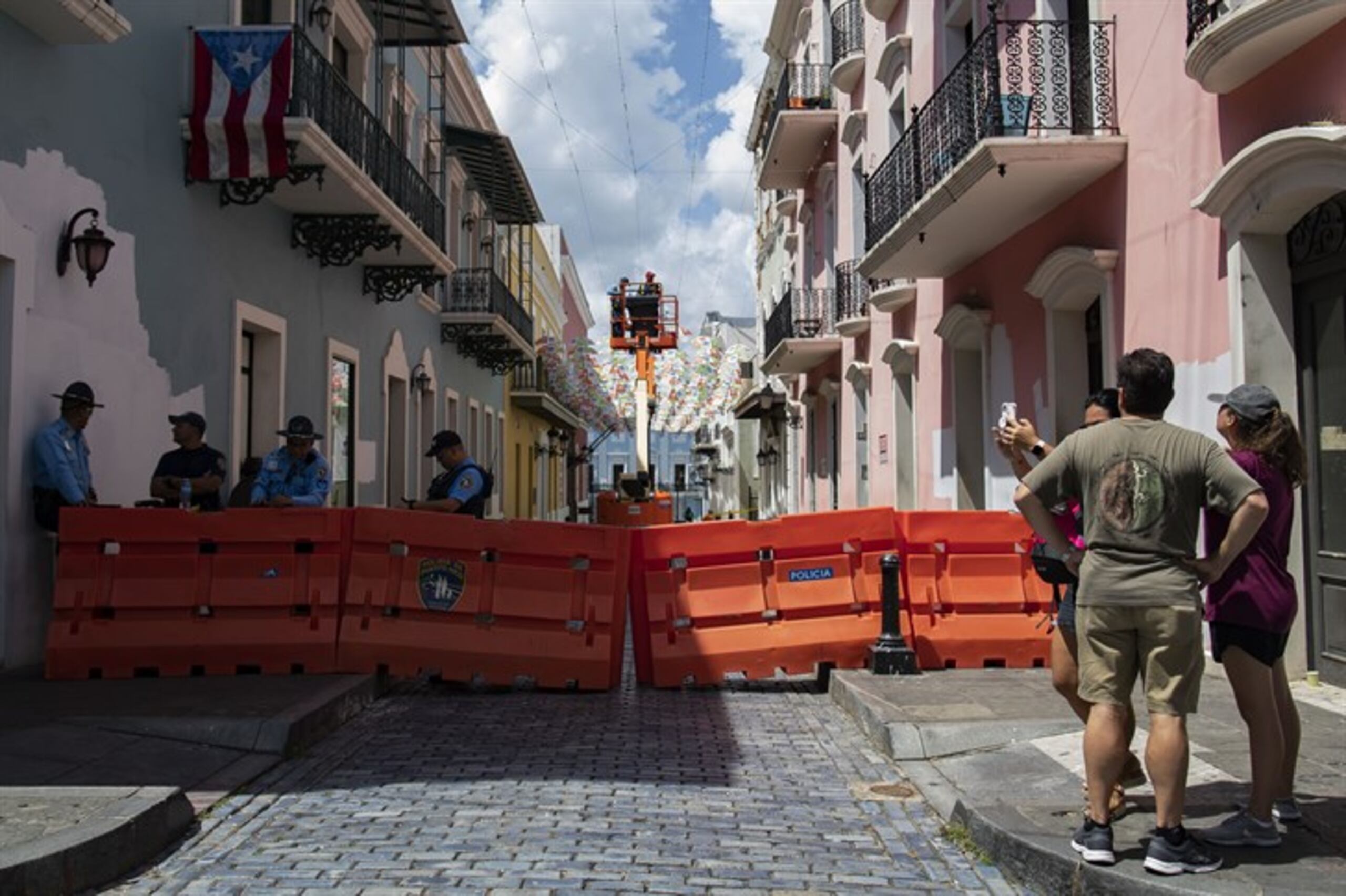 Las sombrillas que decoraban la entrada hacia La Fortaleza fueron sacada en medio de las multitudinarias protestas. (tonito.zayas@gfrmedia.com)