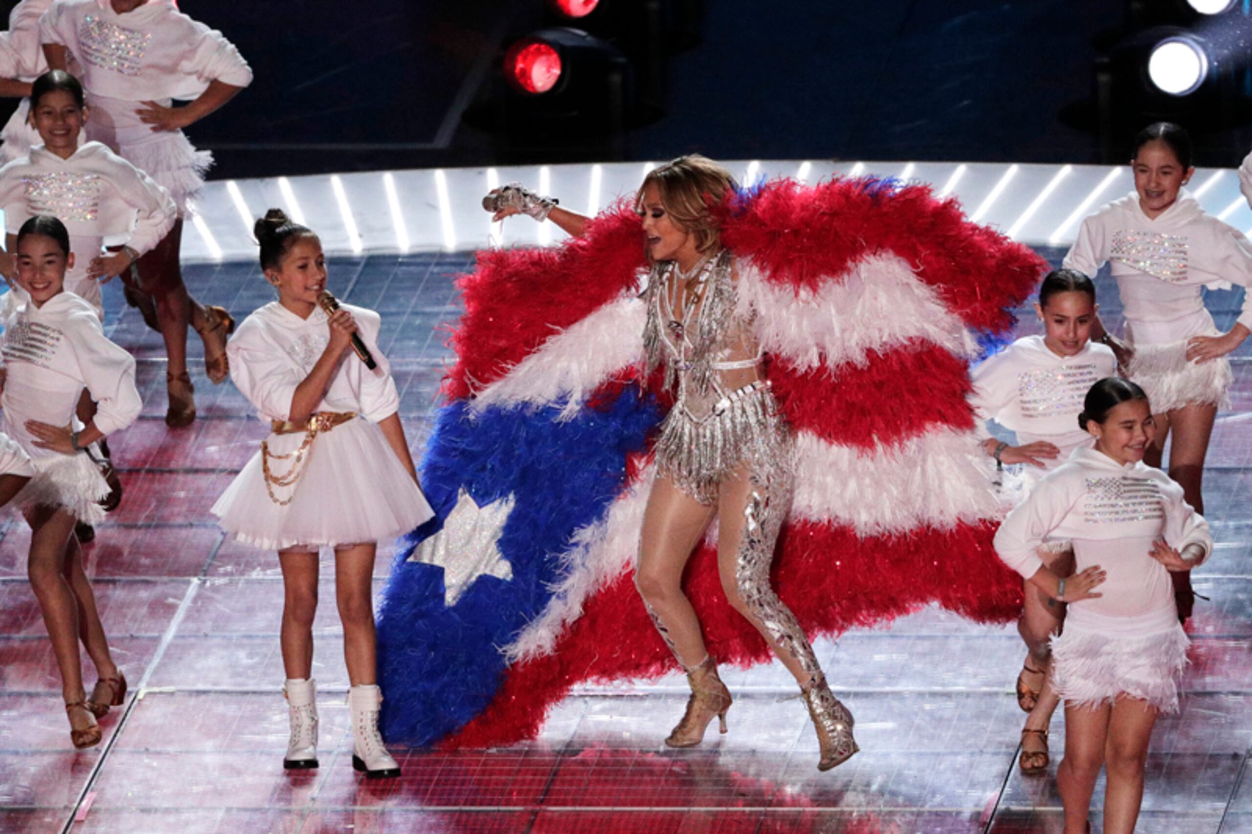 Jennifer López y Emme Muñiz durante su presentación en el espectáculo de medio tiempo del Super Bowl en el 2020.