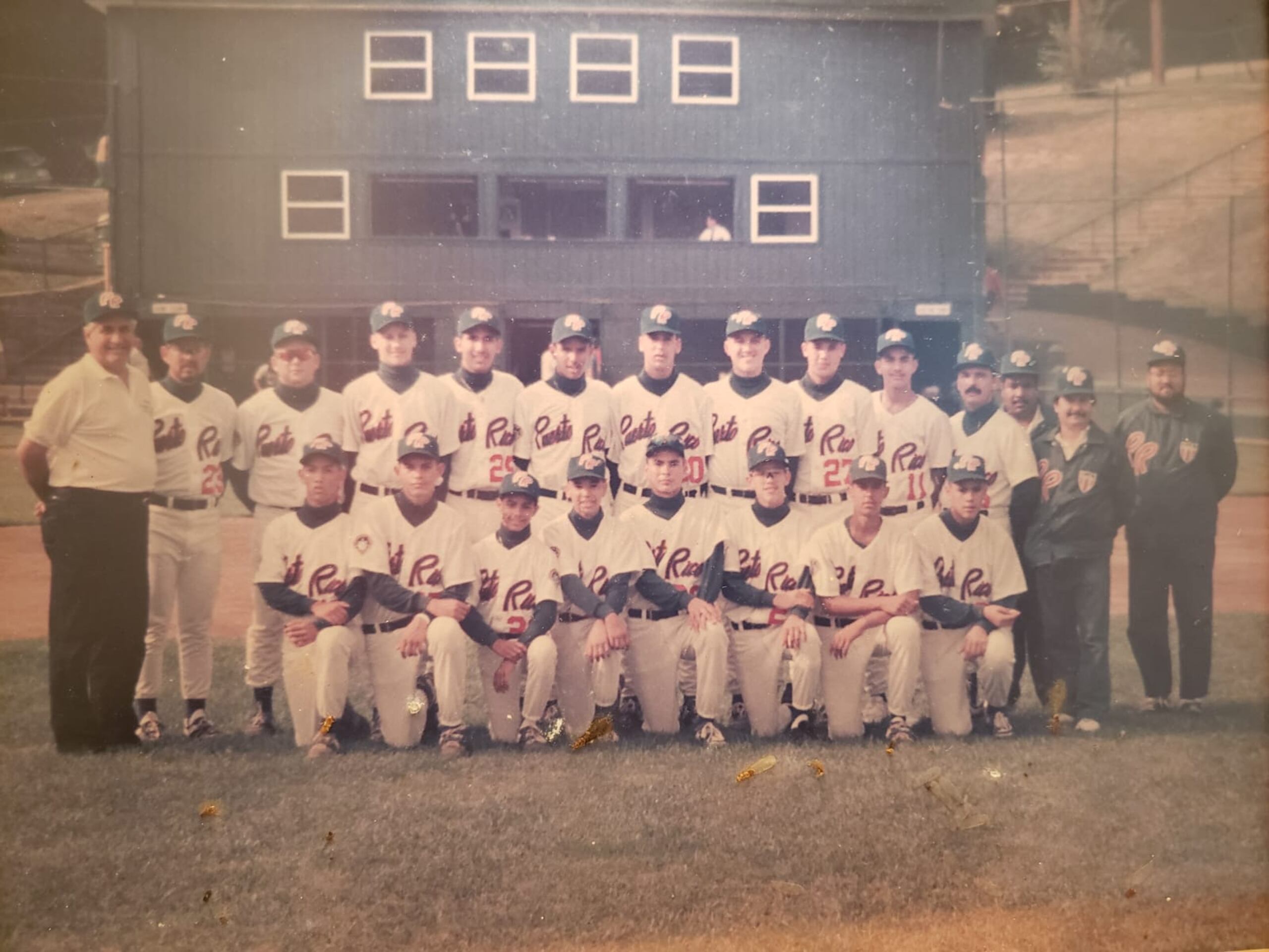 Luis Matos padre jugó en la Serie Mundial de la Pony en el 1993. Aparece en cuclillas, desde la derecha hacia la izquierda, acompañado por otro exbigleaguer, Jesús 'Motorita' Feliciano, quien le sigue en la foto en la misma dirección.