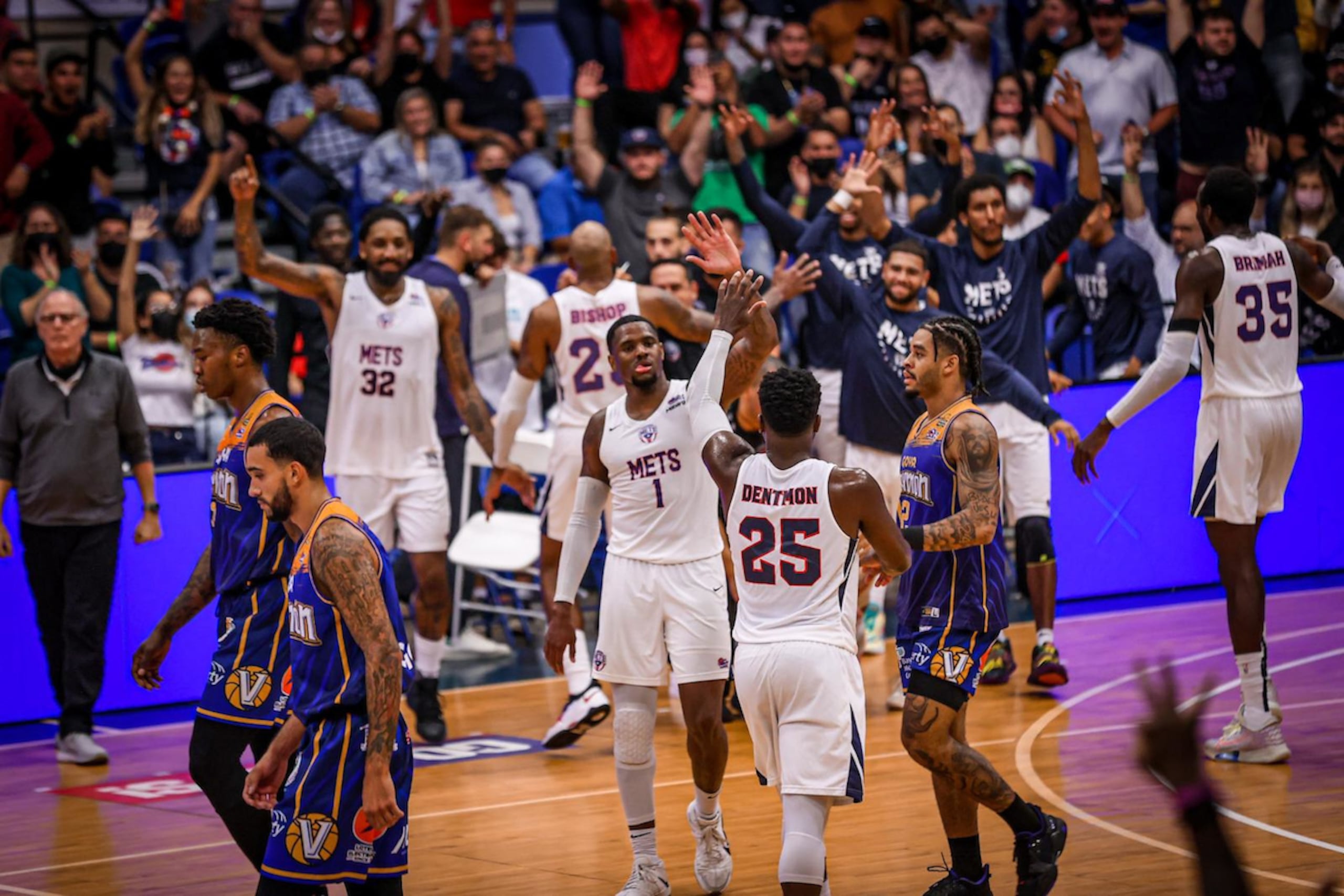 Jugadores de los Mets de Guaynabo celebran durante el cuarto partido de la serie semifinal ante los Vaqueros de Bayamón del 2021. Éstos sorprendieron a los Vaqueros entonces haciendo que el equipo fallara en generar cuantiosos ingresos en la pasada temporada.