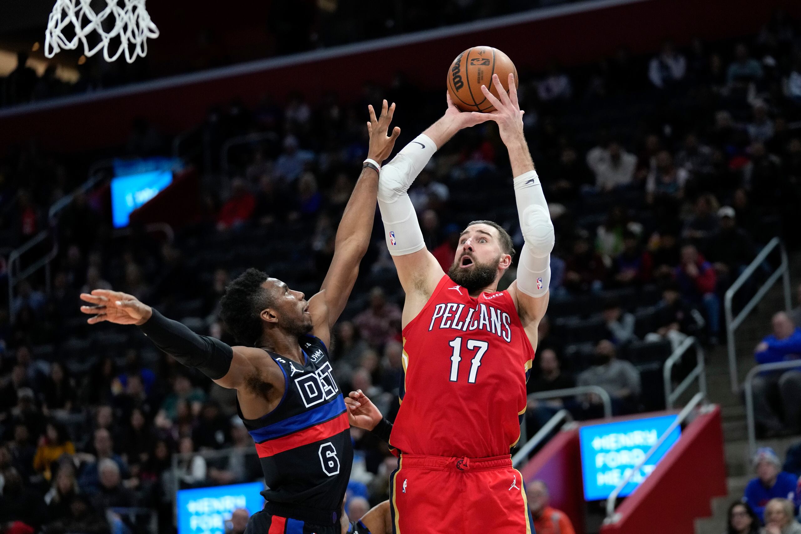 Jonas Valanciunas, pívot de Nueva Orleans, dispara sobre Hamidou Diallo de los Pistons.