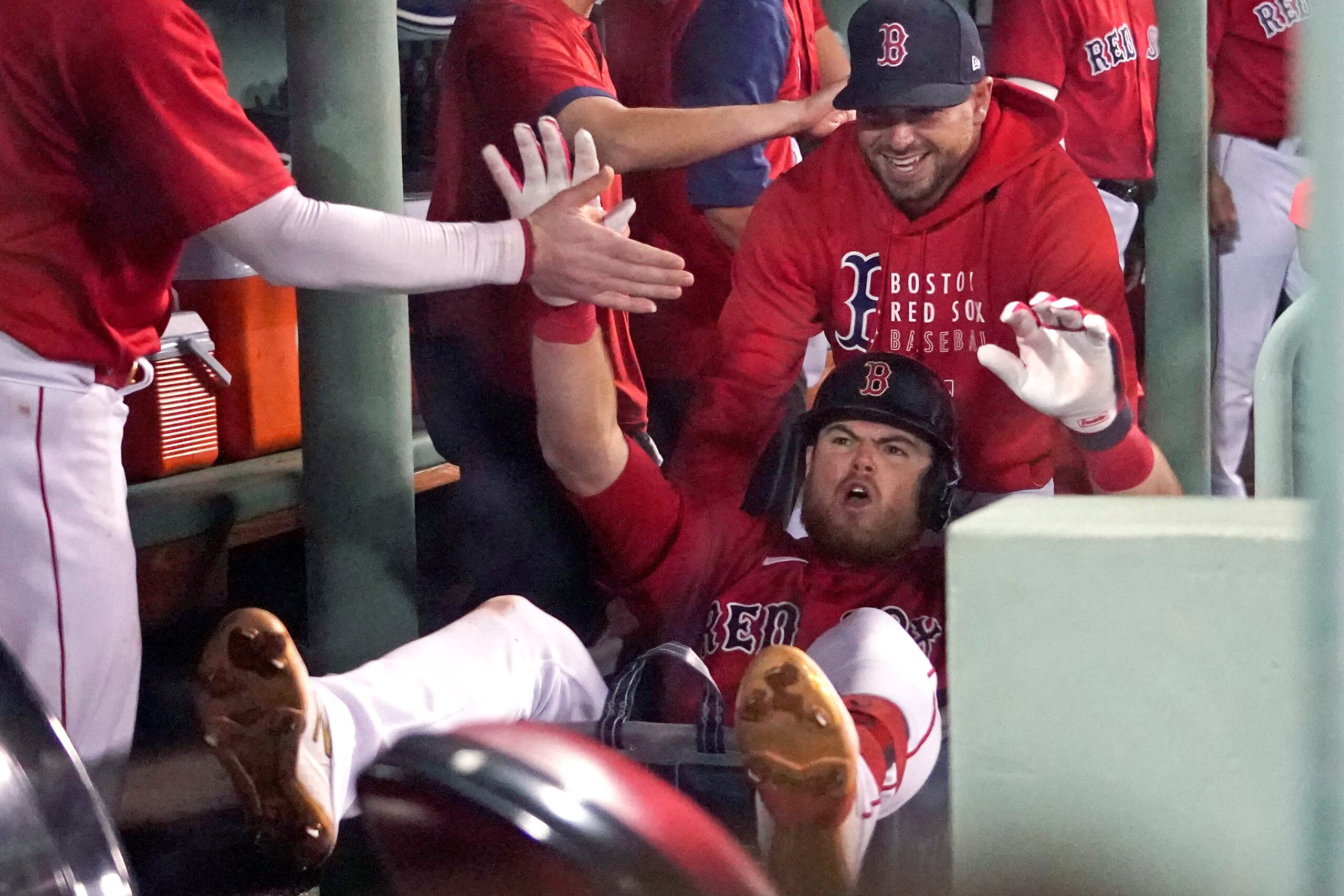 Christian Arroyo, de Boston, es empujado en un carrito en el dugout de los Medias Rojas luego de que pegara su jonrón de tres carreras del jueves ante los Astros de Houston.