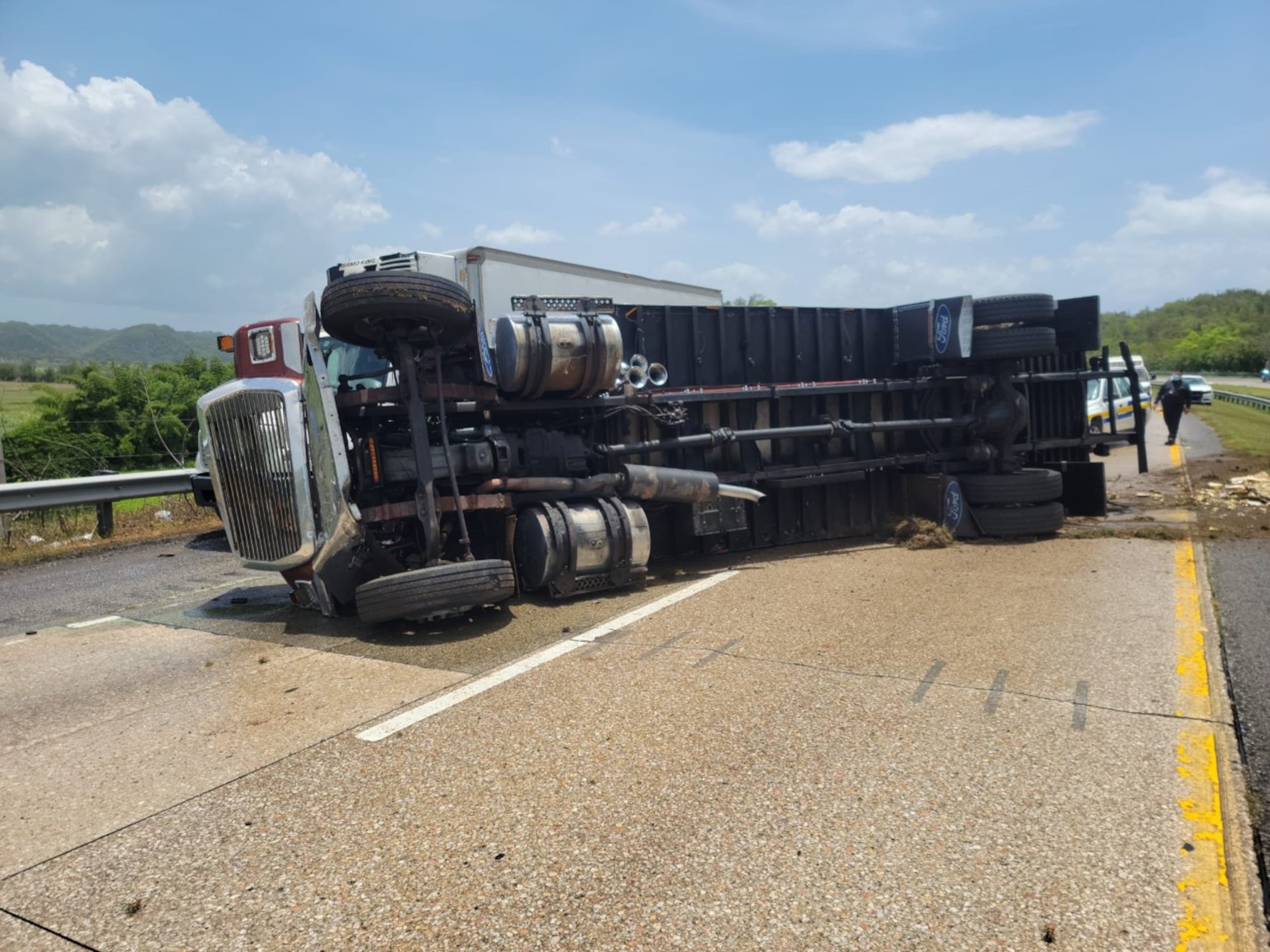 El tránsito ya fue reabierto en un tramo de la autopista José De Diego, a la altura del kilómetro 50.5, en Barceloneta, cerrado por el camión volcado.