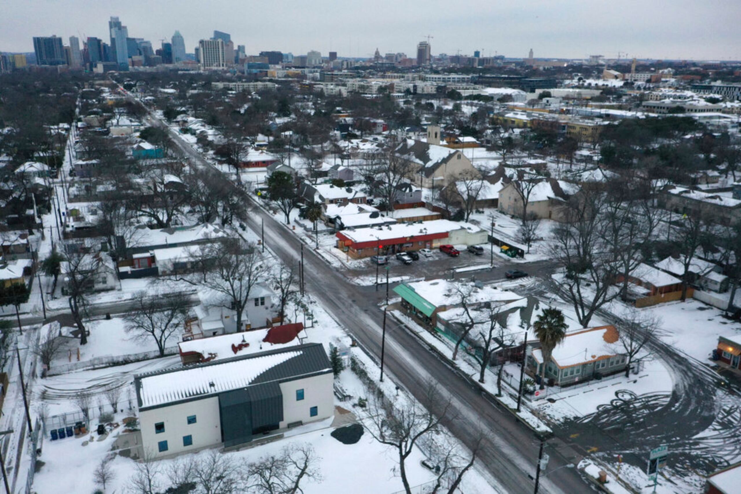 Hielo y nieve se apoderan de un vecindario en el este de Austin, Texas.