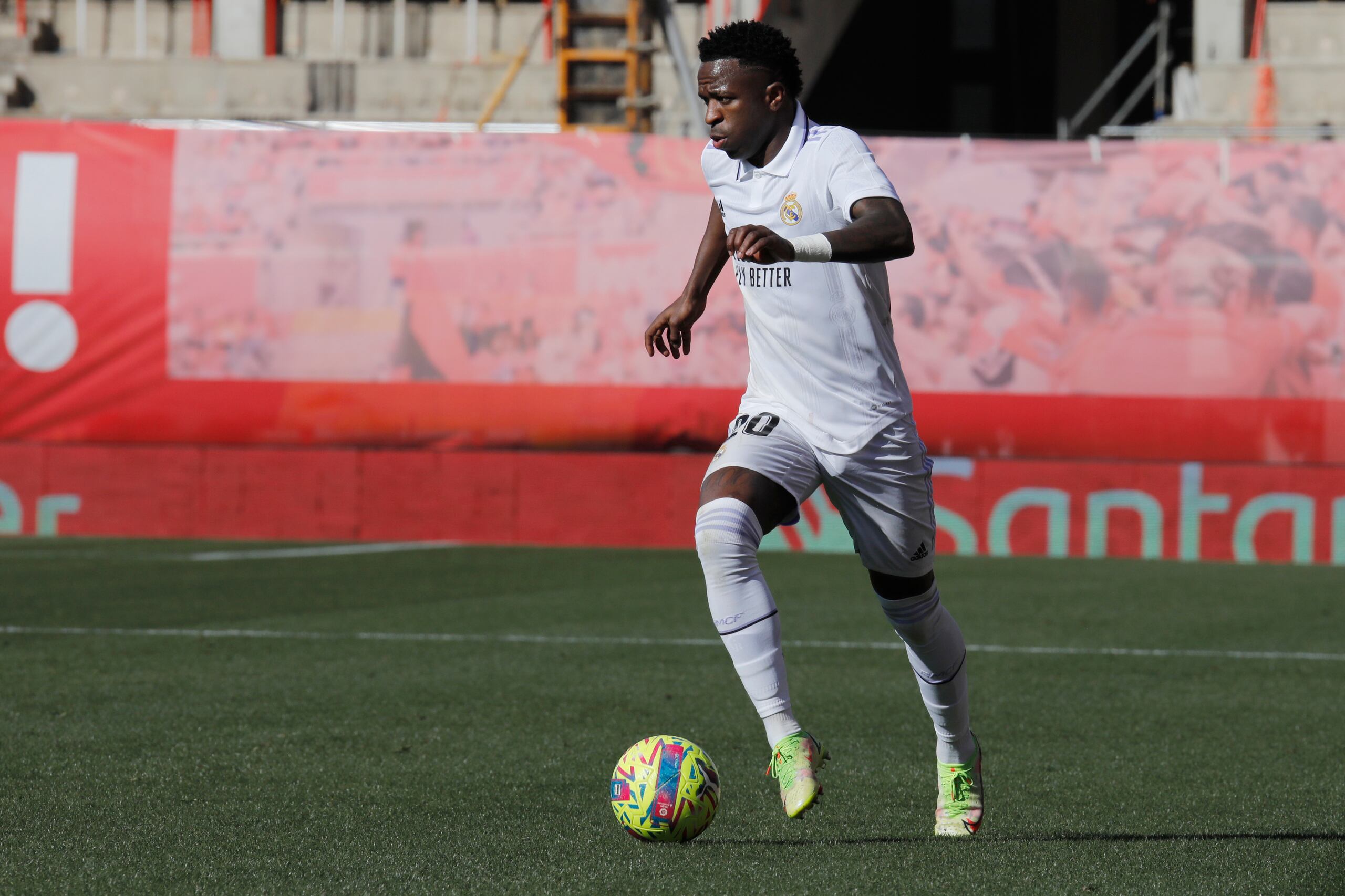 Vinicius Junior del Real Madrid en acción en el encuentro de la liga española ante el Mallorca el domingo 5 de febrero del 2023. (AP Foto/Francisco Ubilla)