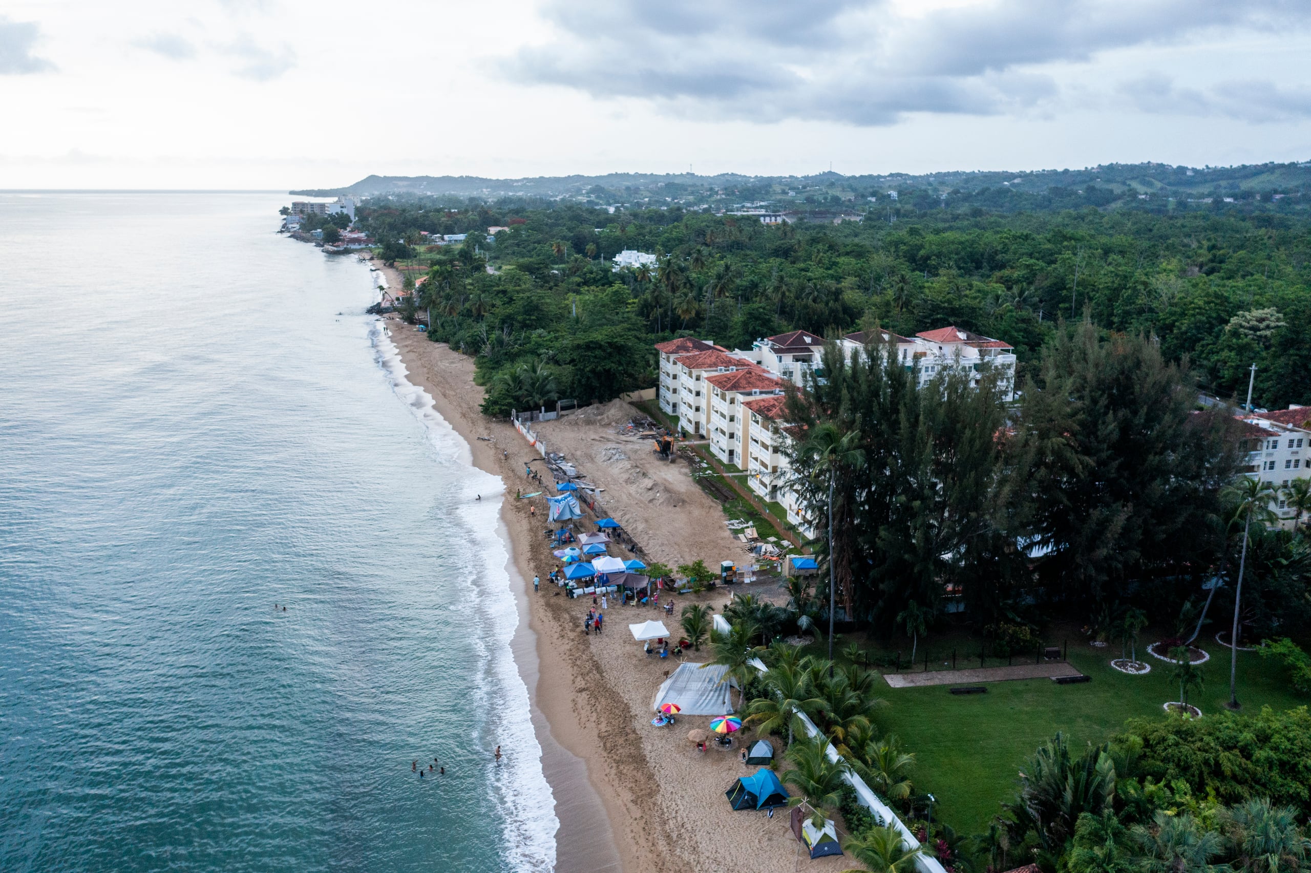 Ciudadanos opuestos a la reconstrucción de las instalaciones recreativas en el condominio Sol y Playa establecieron un campamento en la playa Los Almendros, en Rincón, que es hábitat de anidamiento de tortugas marinas.