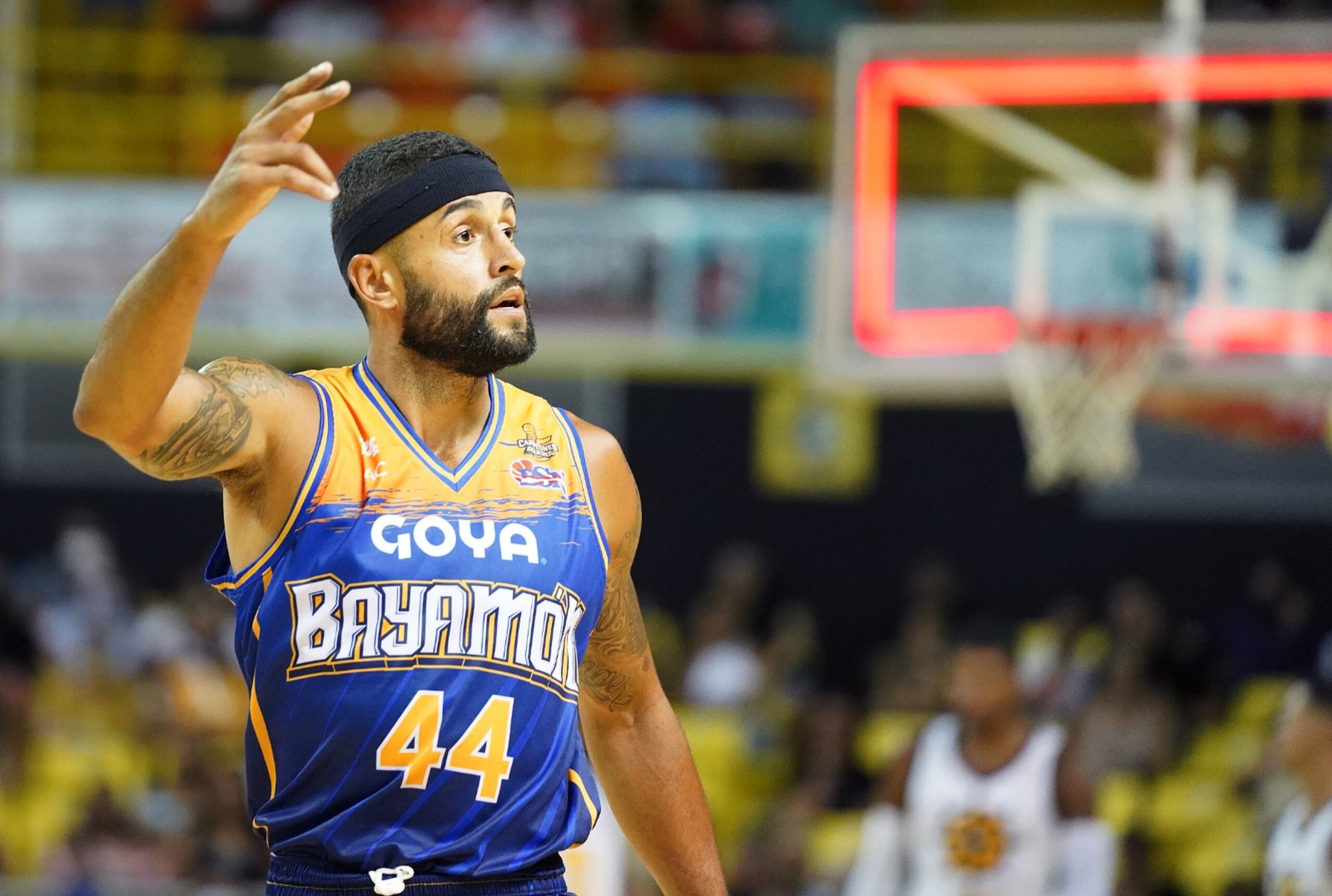 Javier Mojica, de los Vaqueros, celebra uno de los nueve canastos de tres que encestó el jueves contra los Capitanes en Arecibo.