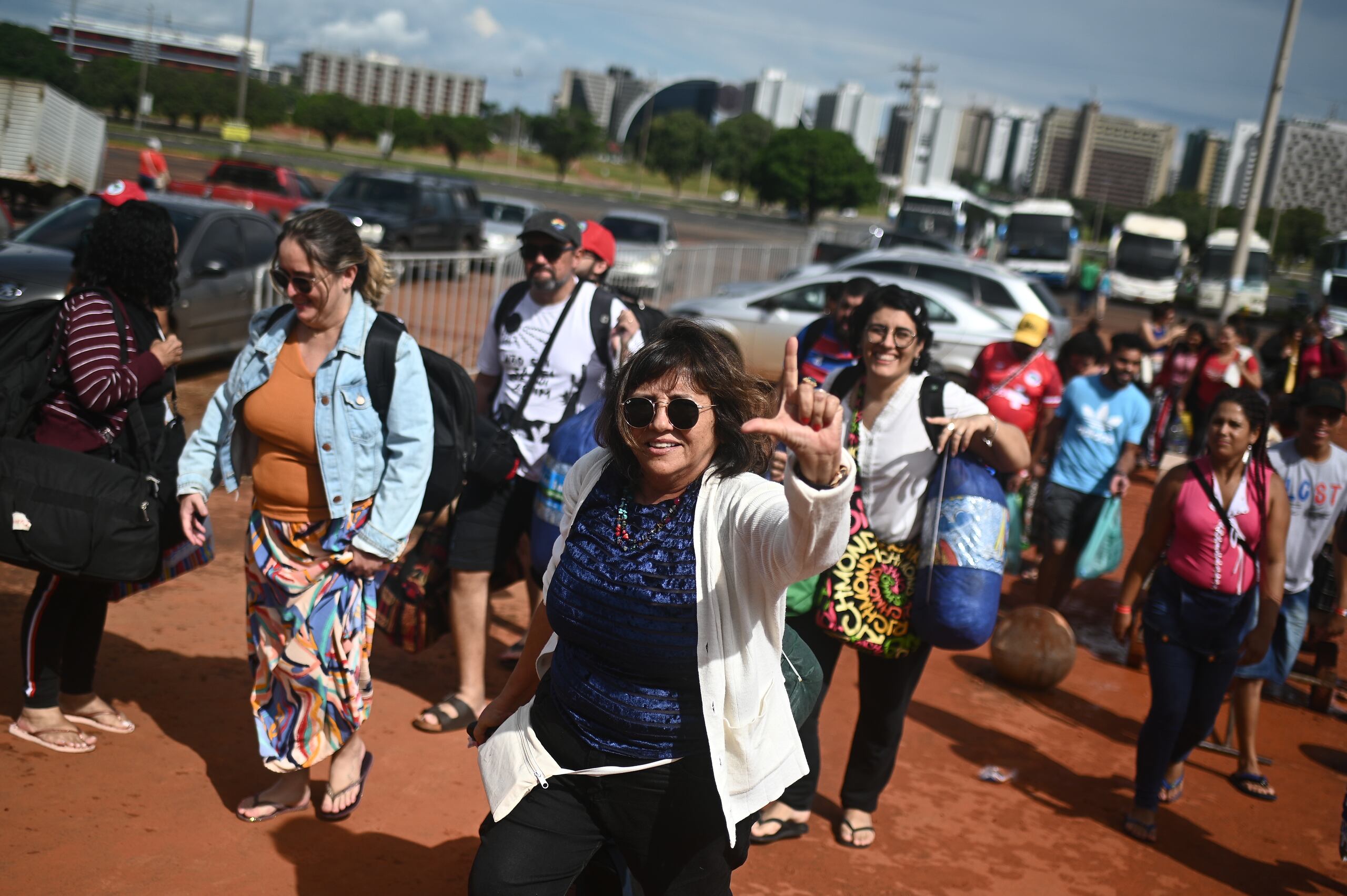 Seguidores del presidente electo de Brasil Luiz Inácio Lula da Silva, llegan a un campamento en el estadio Mané Garrincha para celebrar la posesión presidencial de Lula, en Brasília.