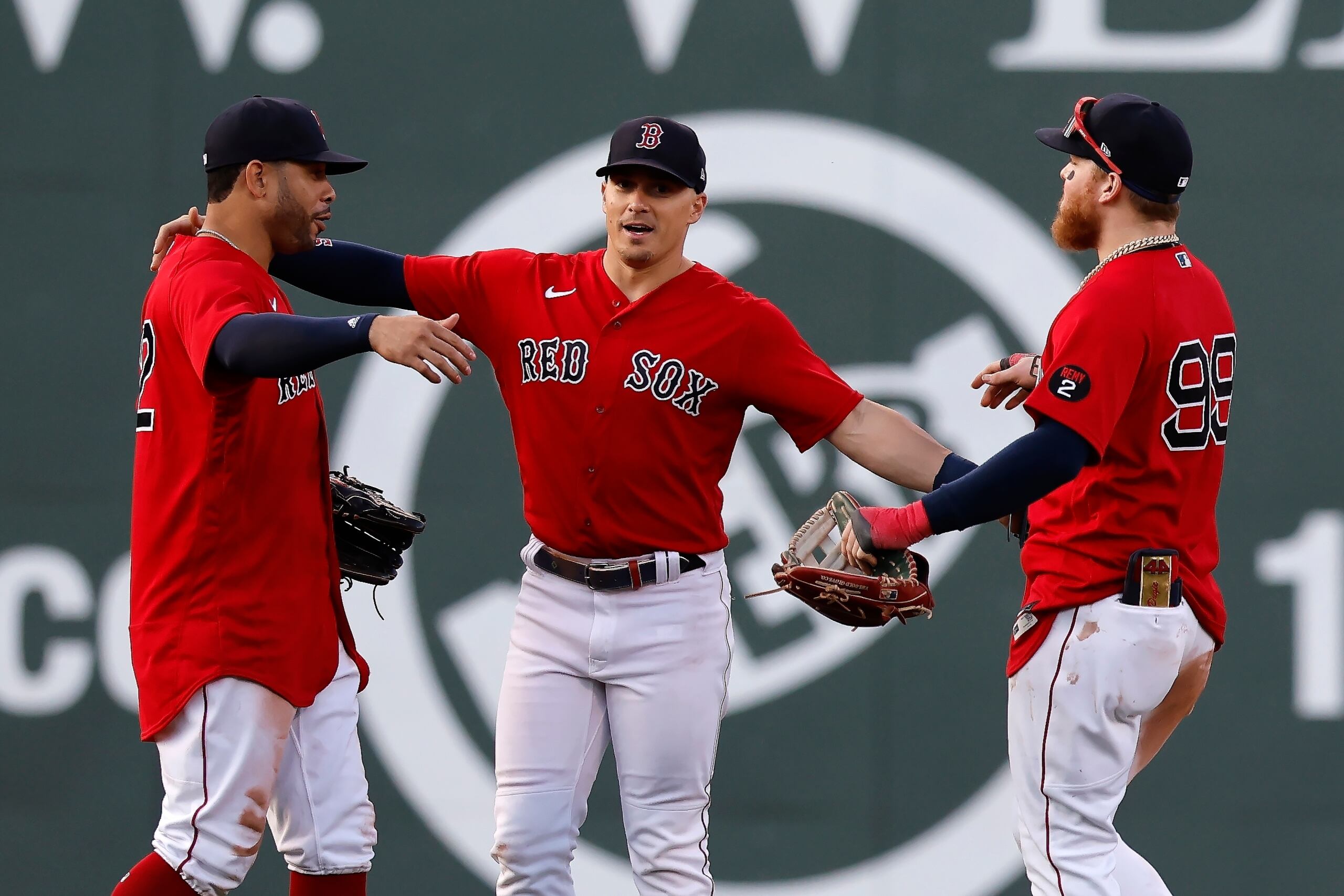 Tommy Pham, Kike Hernández y Alex Verdugo celebran una reciente victoria de los Red Sox.