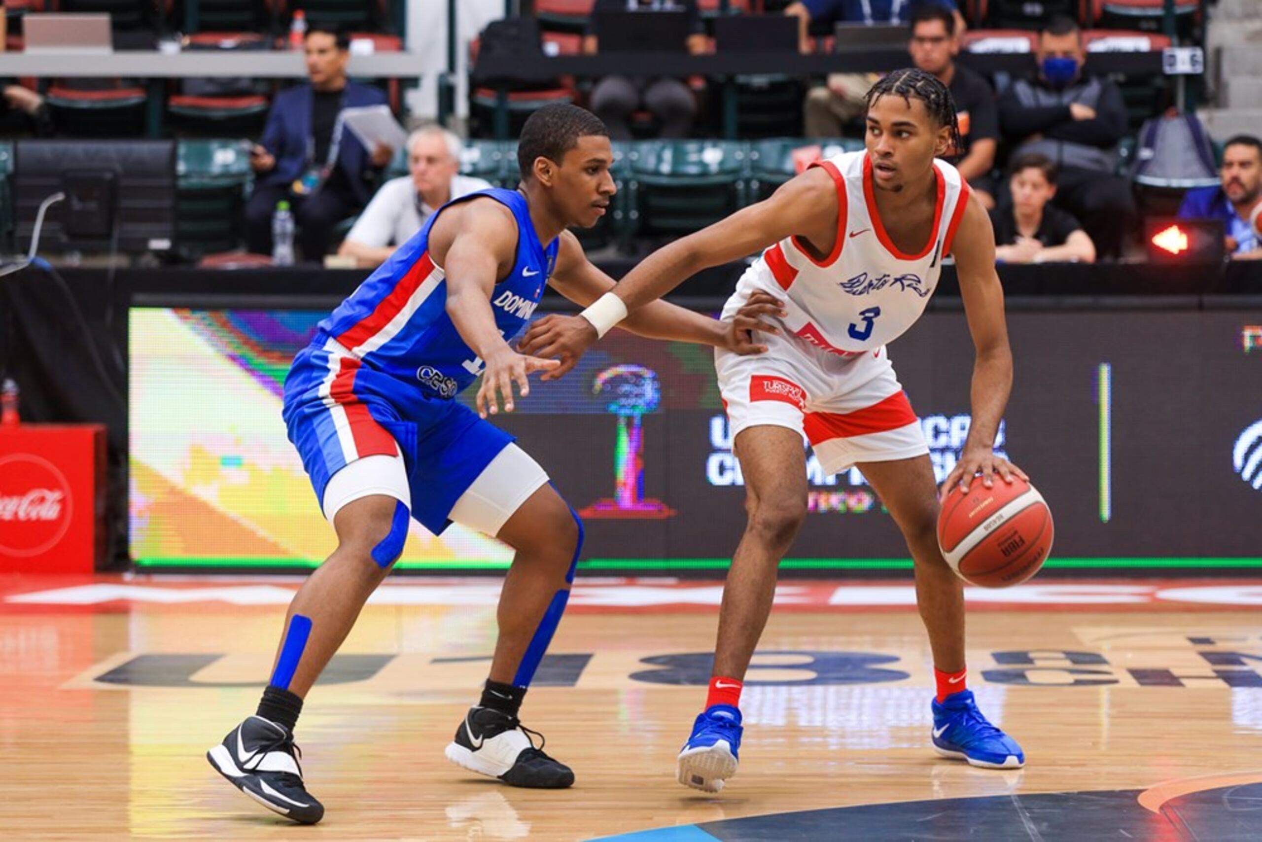 Yariel Rivera, de Puerto Rico, maneja el balón a mitad de cancha en el partido de este martes ante República Dominicana en Tijuana, México.