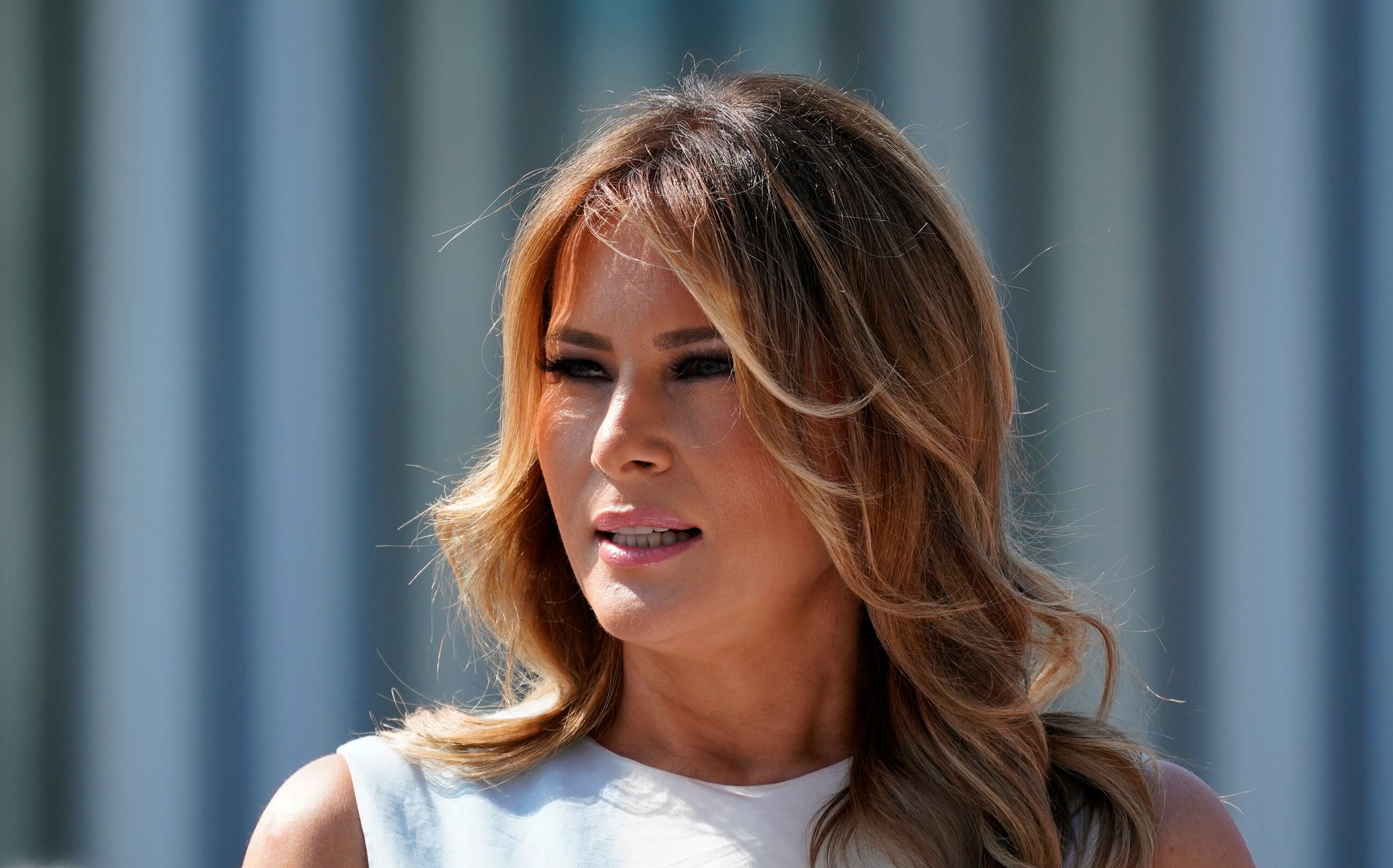 La primera dama estadounidense Melania Trump visita una exposición de arte en la Casa Blanca.