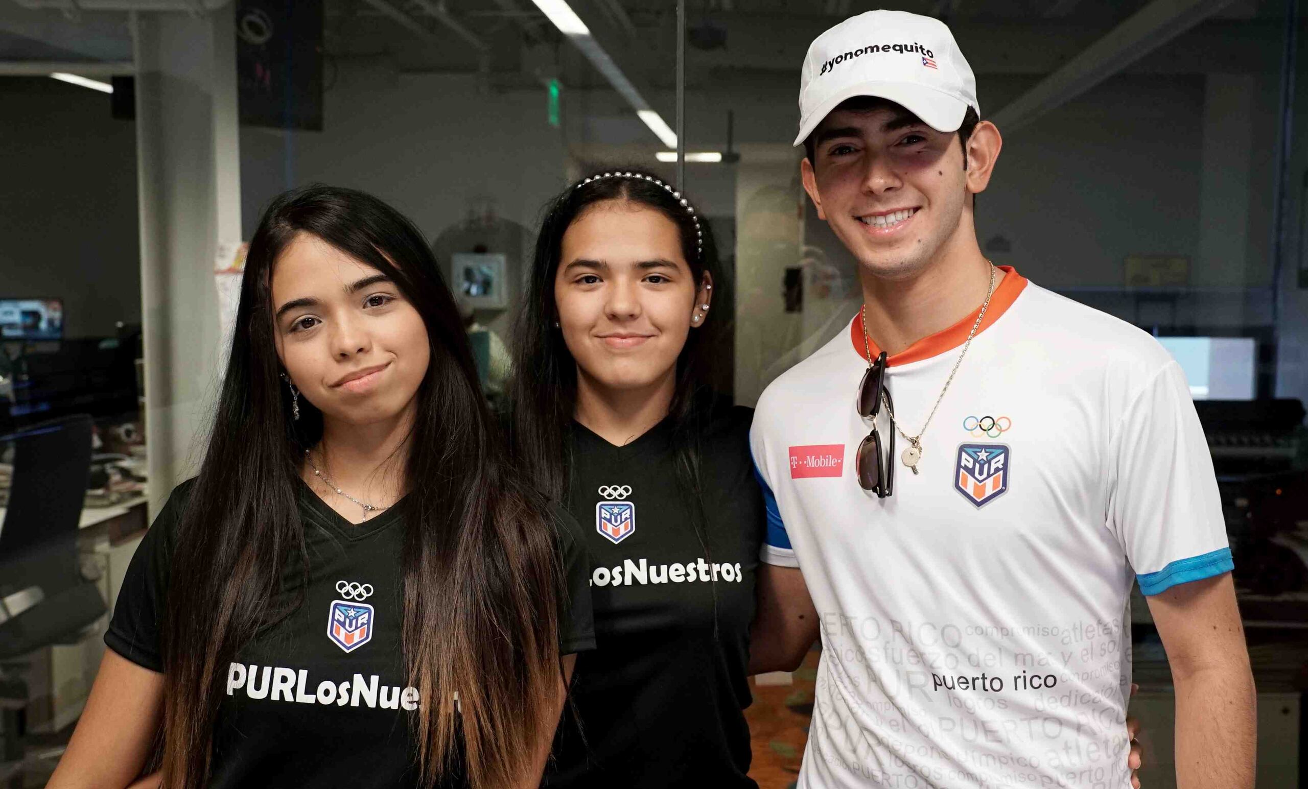 Adriana Díaz (al centro) y Brian Afanador (derecha), aquí acompañados de Melanie Díaz, ganaron oro centroamericano en el evento de dobles mixtos. (Archivo / GFR Media)