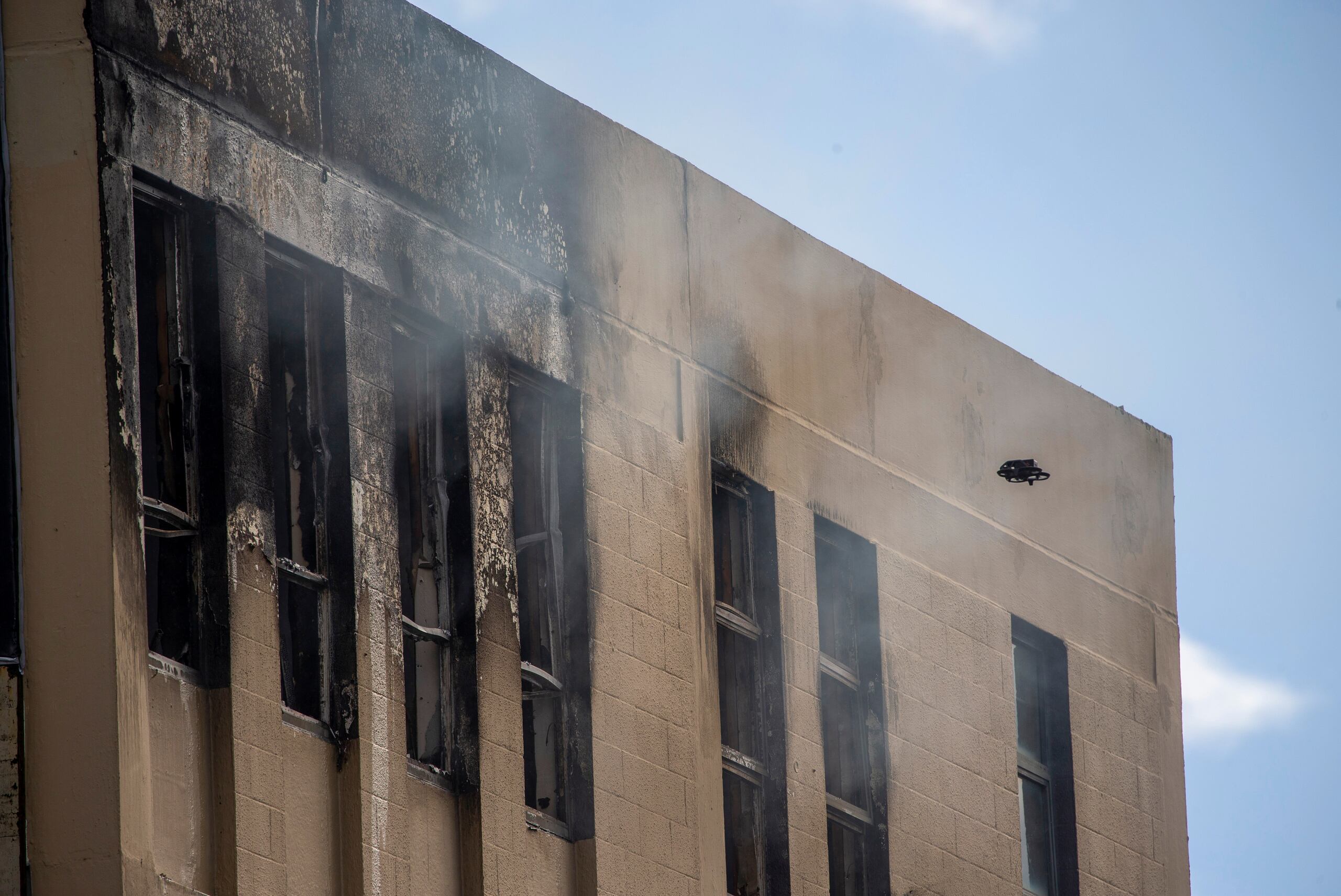 Un dron inspecciona los daños luego de un incendio cerca de un hostal, el martes 16 de mayo de 2023, en Wellington, Nueva Zelanda. (Mark Mitchell/NZ Herald via AP)