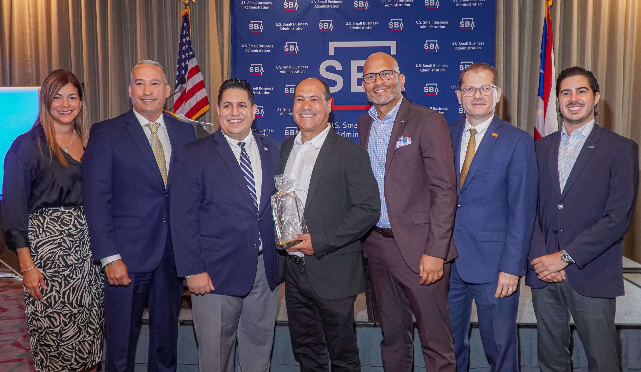 Ailyn Santiago, oficial de relación comercial de FirstBank; Ildefonso Rodríguez, vicepresidente de Pequeños Negocios de FirstBank; Josué Rivera, director de distrito de Puerto Rico e Islas Vírgenes de SBA; Ing. Carlos Bonilla, de DUI Inc.; Jorge Guzmán, vicepresidente de Business Banking de FirstBank; Ricardo Martínez, subdirector de la oficina de distrito de SBA; y Eric Soto, oficial de crédito de FirstBank.