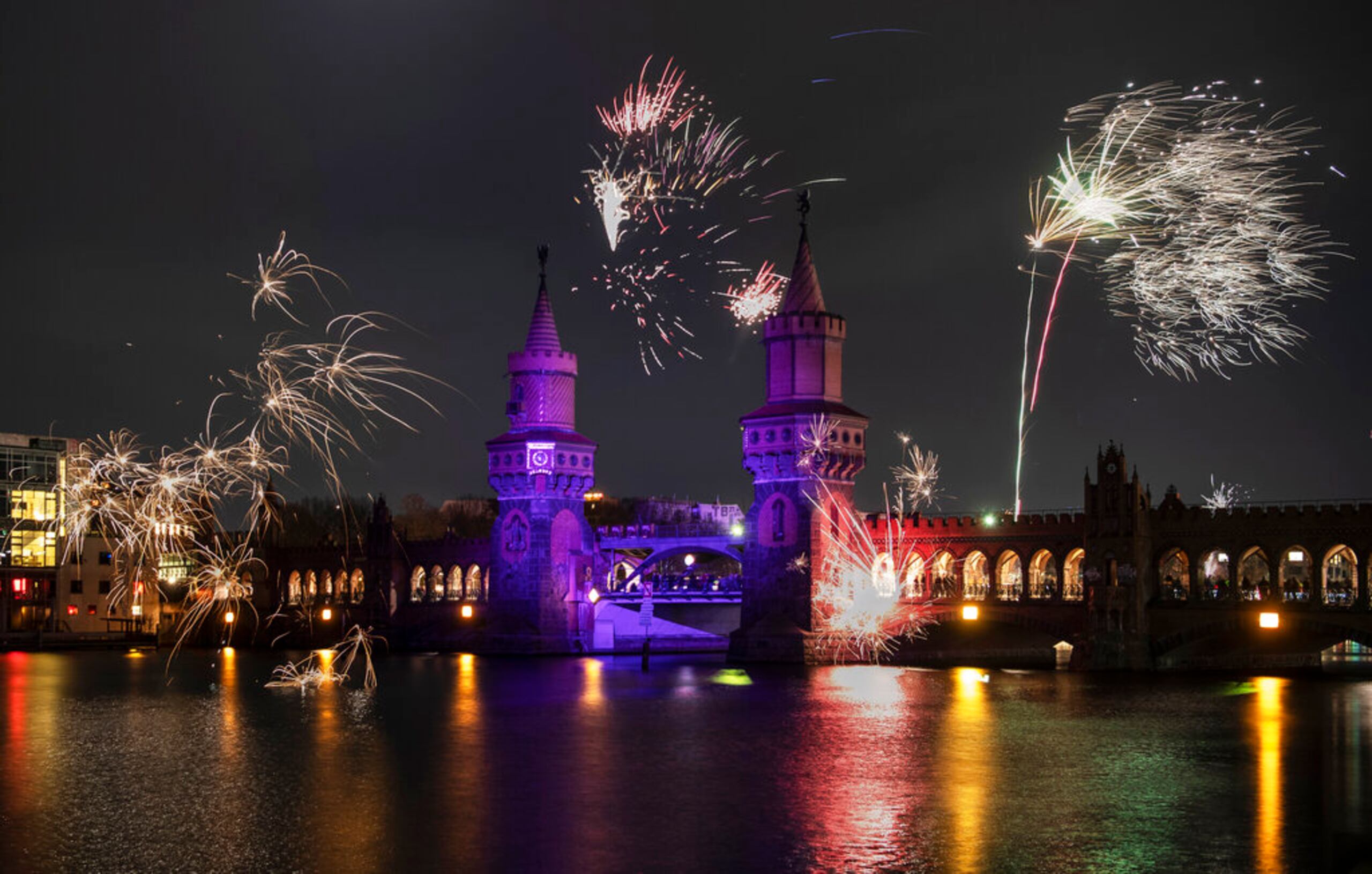 Fuegos artificiales de Nochevieja sobre el puente Oberbaumbrucke en Berlín.