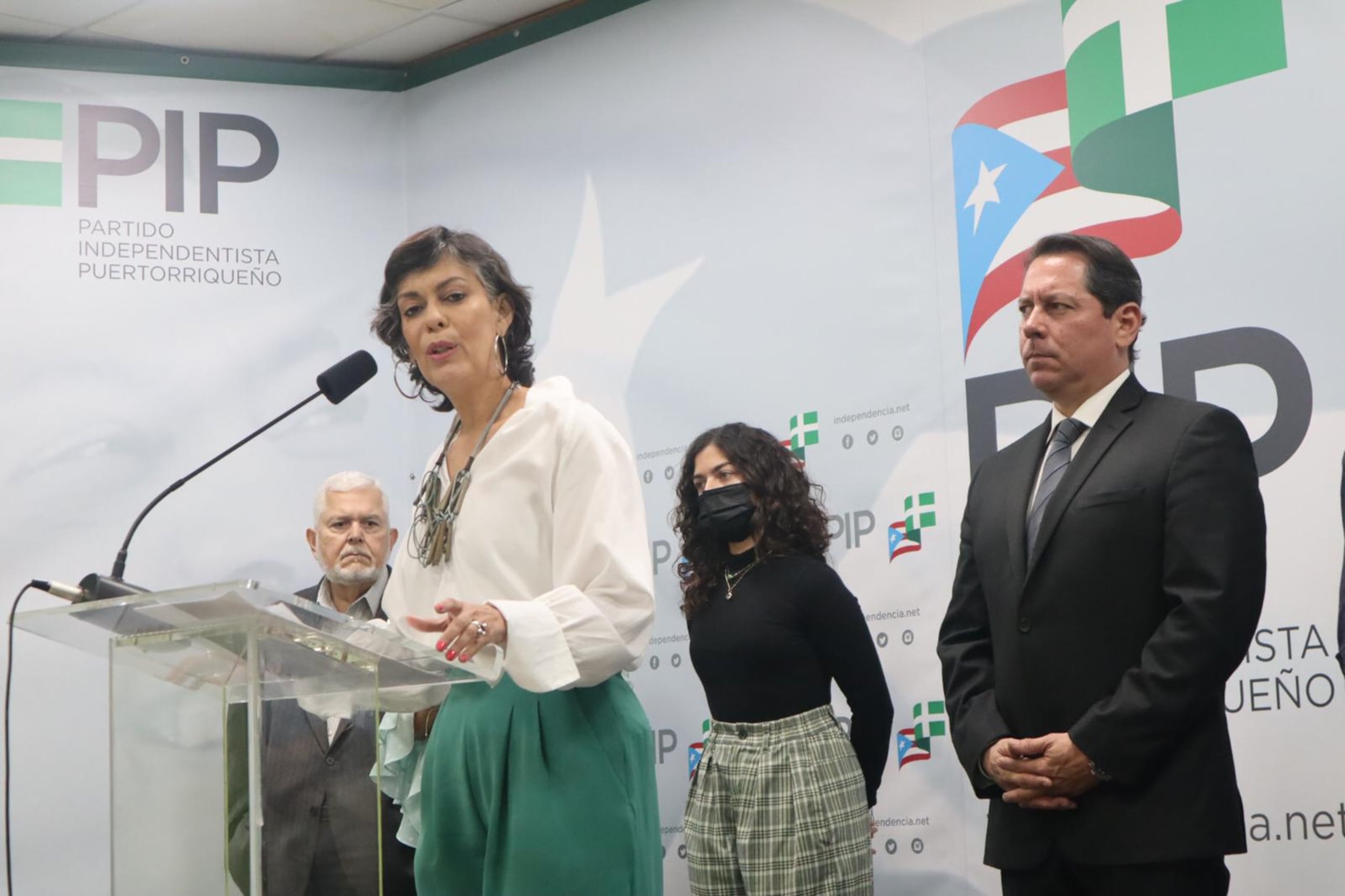 La vicepresidenta del PIP y senadora, María de Lourdes Santiago; el secretario general del PIP, Juan Dalmau; y la secretaria de asuntos de la mujer y género del PIP, Adriana Gutiérrez Colón.