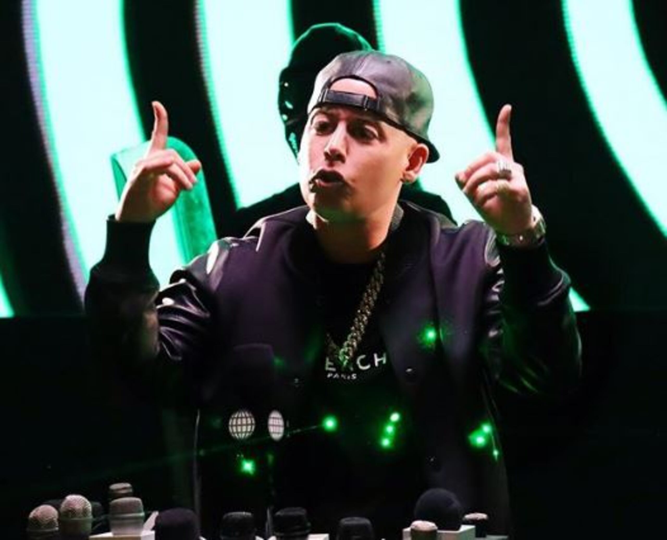 Se informó que el rapero Cosculluela estará recibiendo servicios médicos tras el accidente.