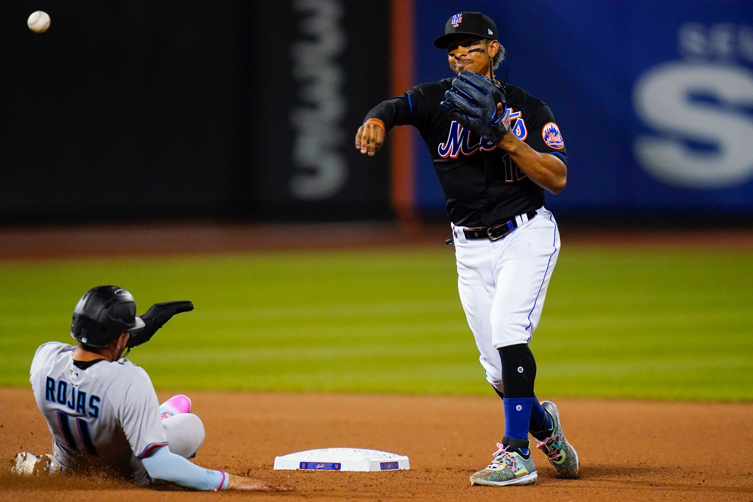 EL siore de los Mets de Nueva York, Francisco Lindor, elimina a un corredor en segunda base y dispara a la inicial durante el choque ante los Marlins de Miami el viernes.