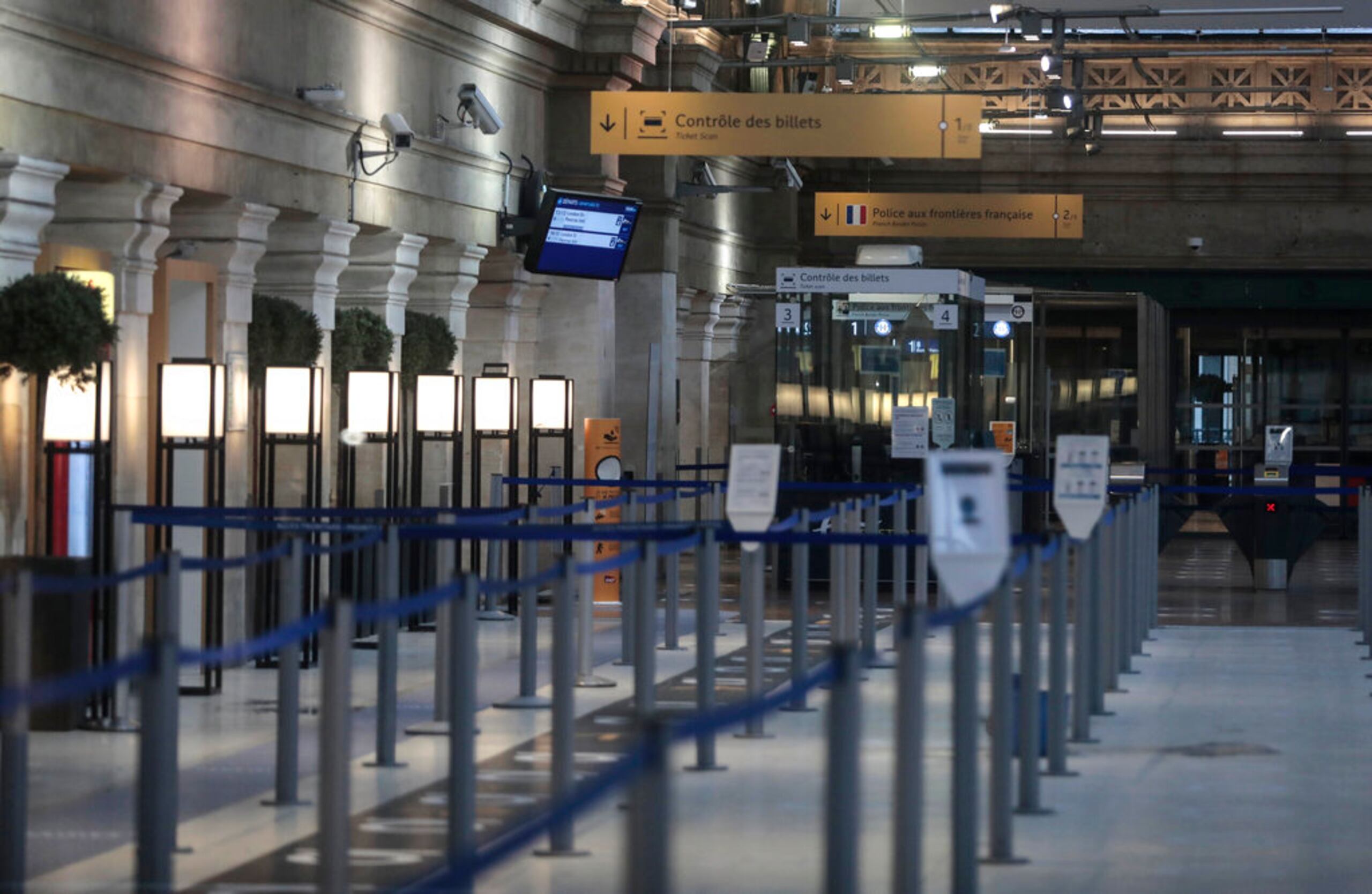 Francia prohibió todos los viajes provenientes del Reino Unido durante 48 horas a partir del domingo en la noche.