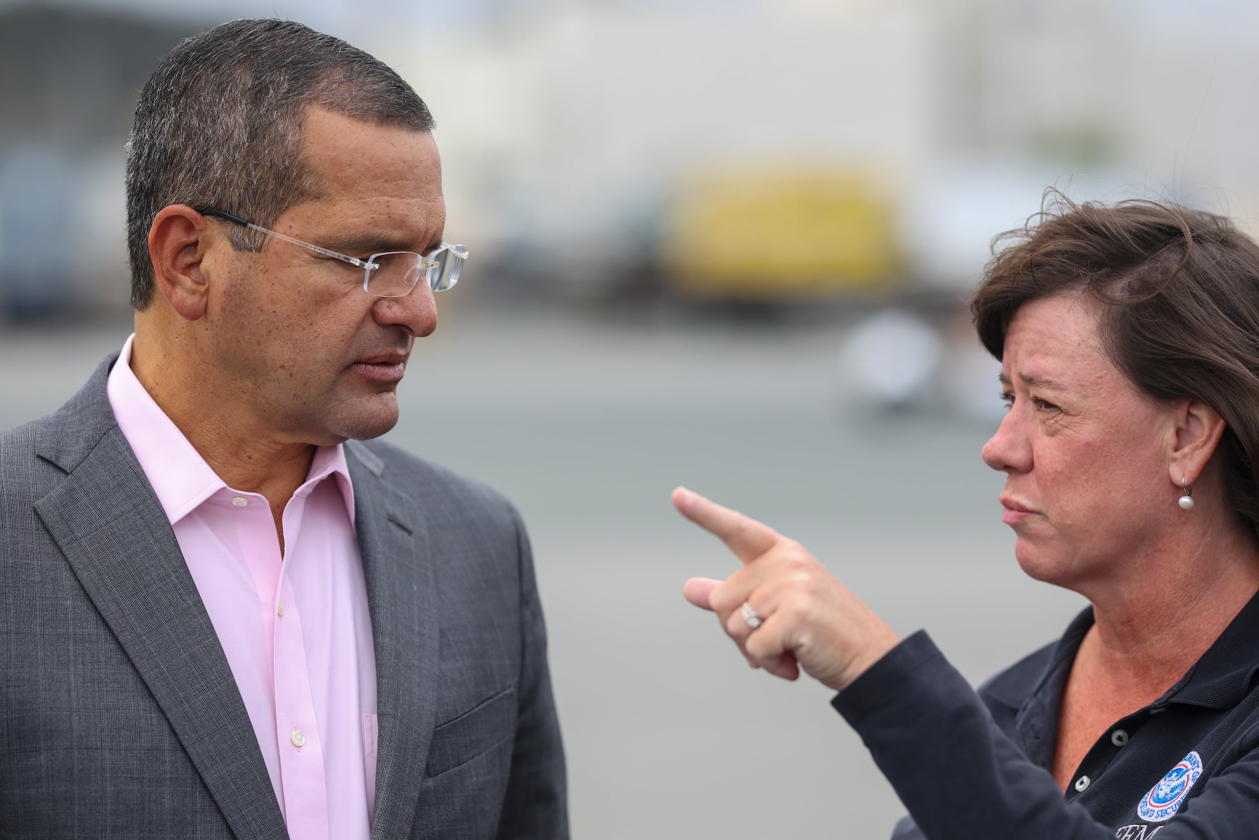 El gobernador Pedro Pierluisi,  junto a la coordinadora federal de FEMA, Nancy Casper.