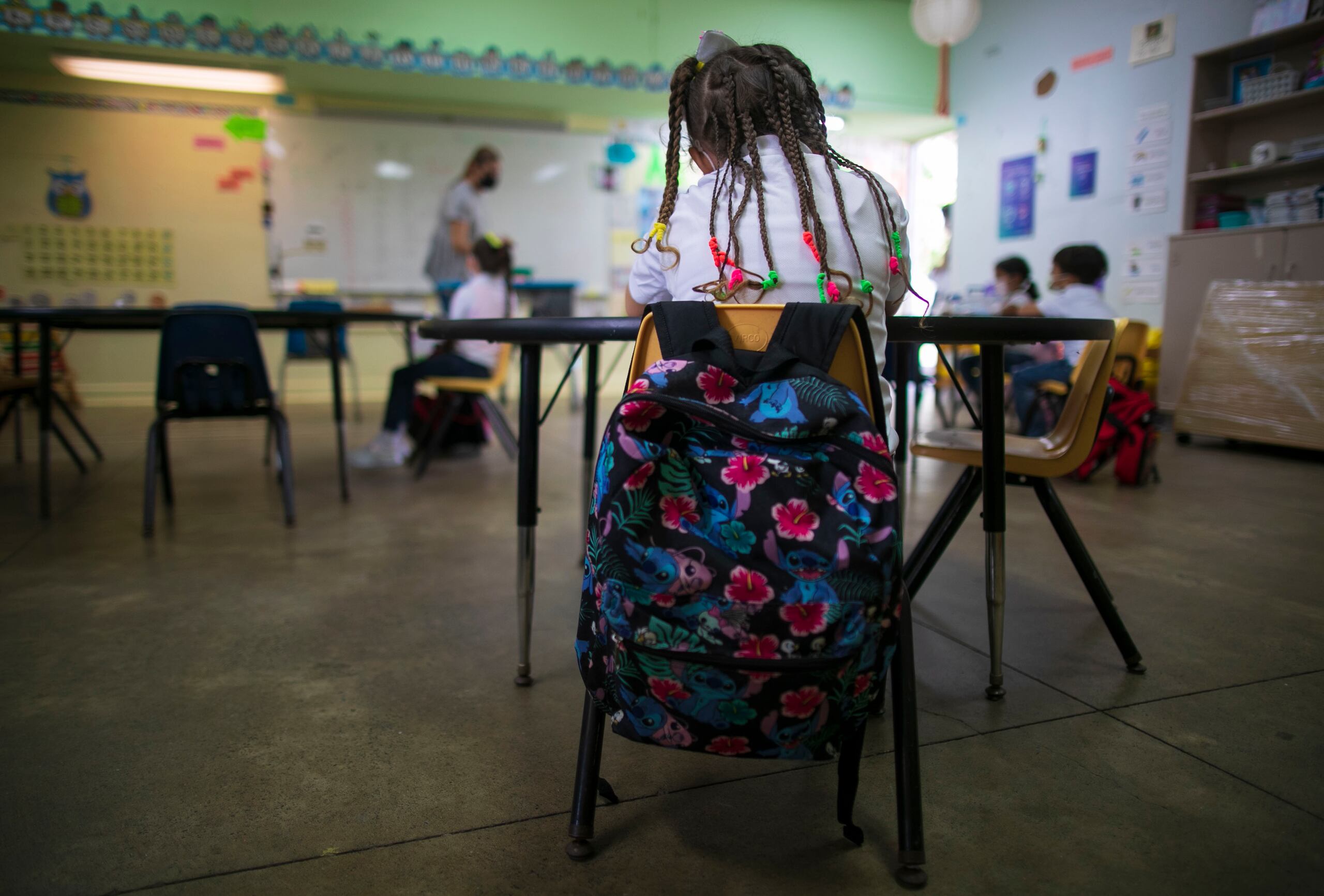 Una orden del Departamento de Educación que en vigor el jueves requiere el uso de mascarillas en todo momento para estudiantes y empleados del sistema público de enseñanza, tanto en espacios cerrados como abiertos, hasta nuevo aviso.