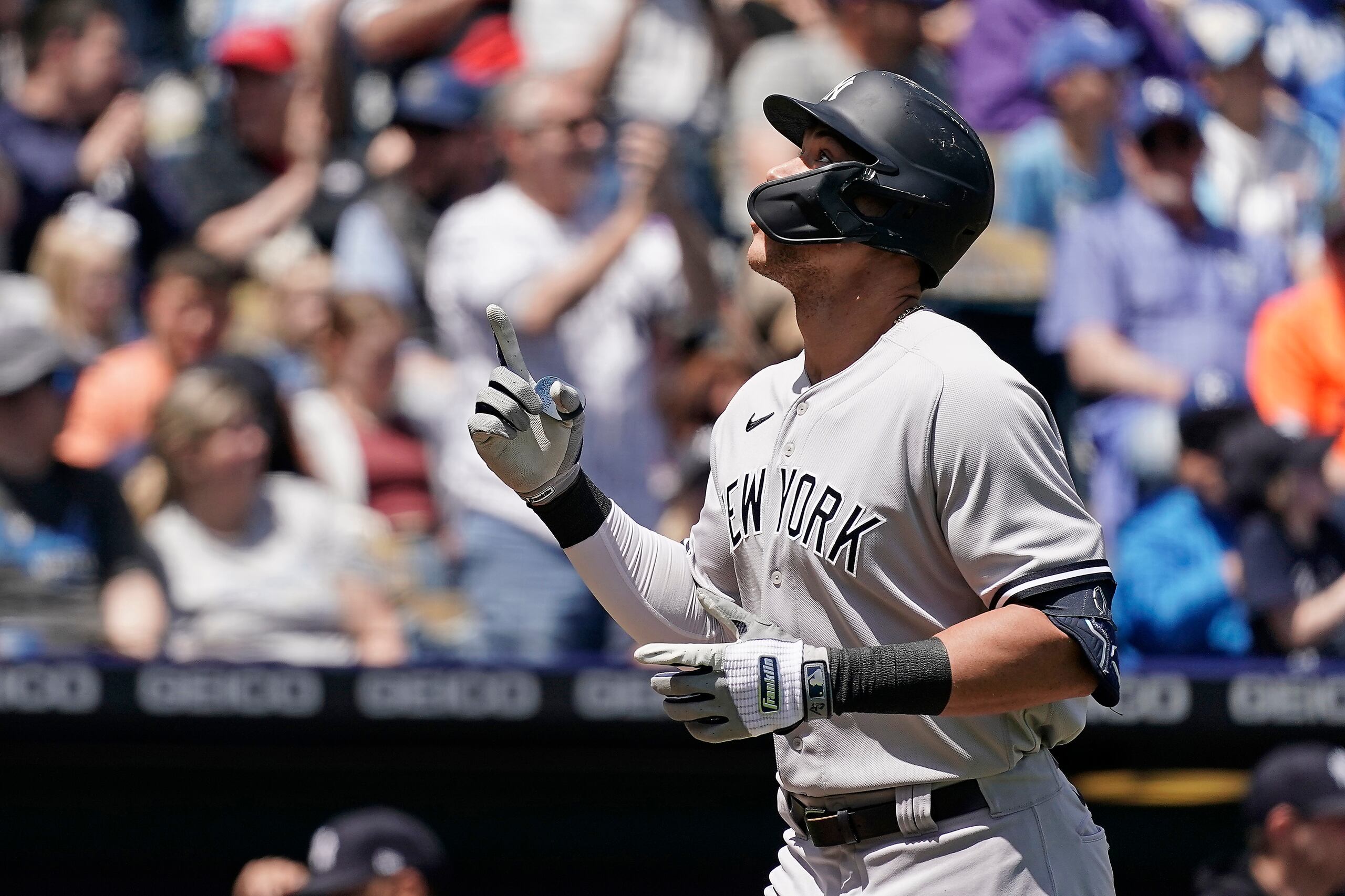 Aaron Judge celebra al anotar una carrera.