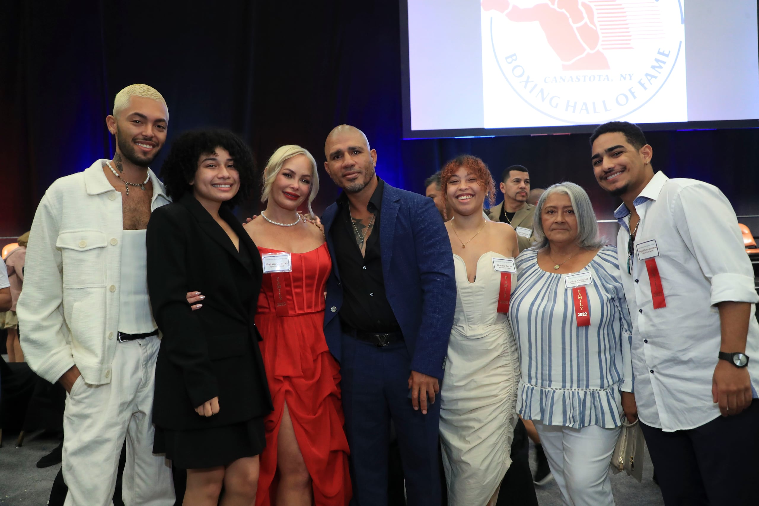 Miguel Cotto posa con su familia y amistades más allegadas presentes en Canastota.
