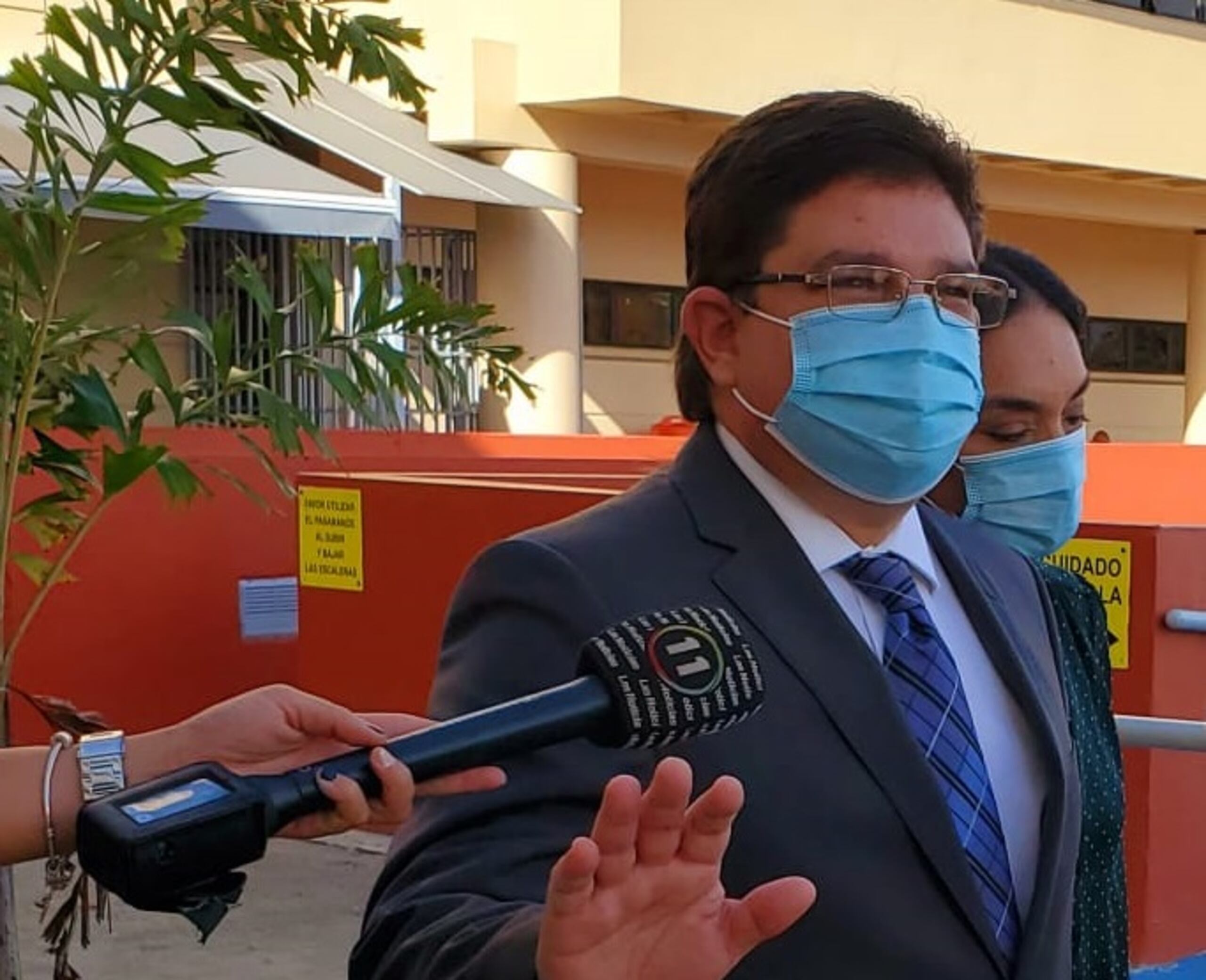 El senador Javier Aponte Dalmau junto a su esposa María Josefa Dabastos en el Tribunal de Carolina. (Archivo /Foto: Nydia Bauzá)