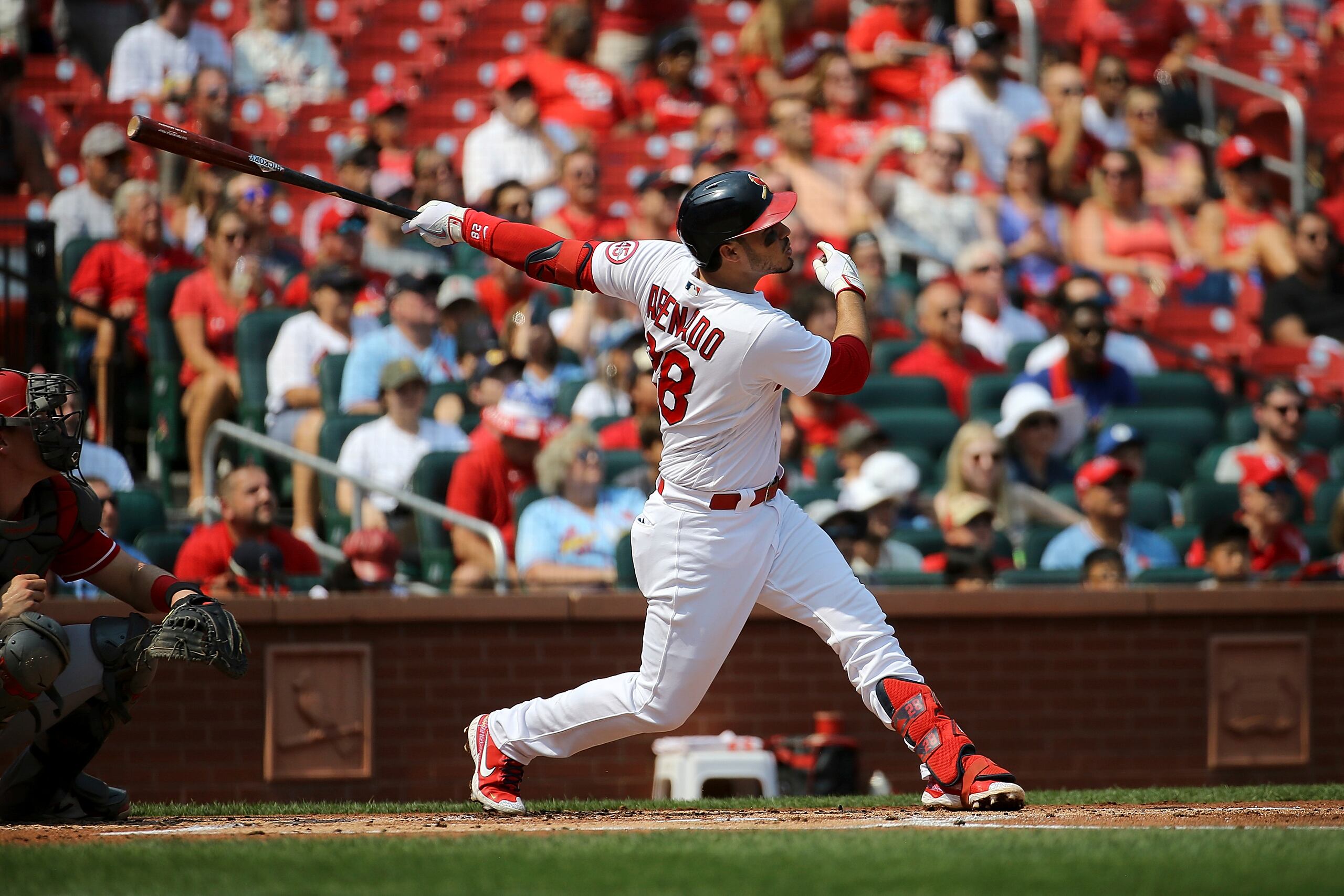 Nolan Arenado, de los Cardenales de San Luis, conecta un jonrón de dos carreras en el primer inning del juego ante los Rojos de Cincinnati.