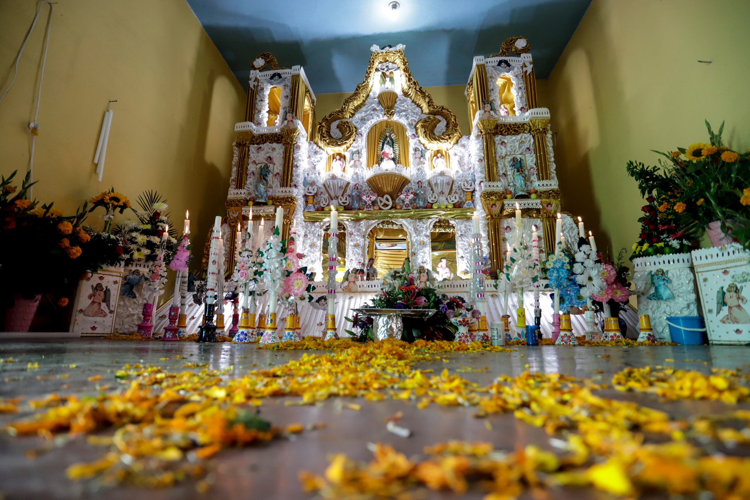 Un altar monumental durante la celebración de Día de Muertos, el 1 de noviembre de 2022, en el municipio de Huaquechula, en Puebla, México. (EFE/ Hilda Ríos)