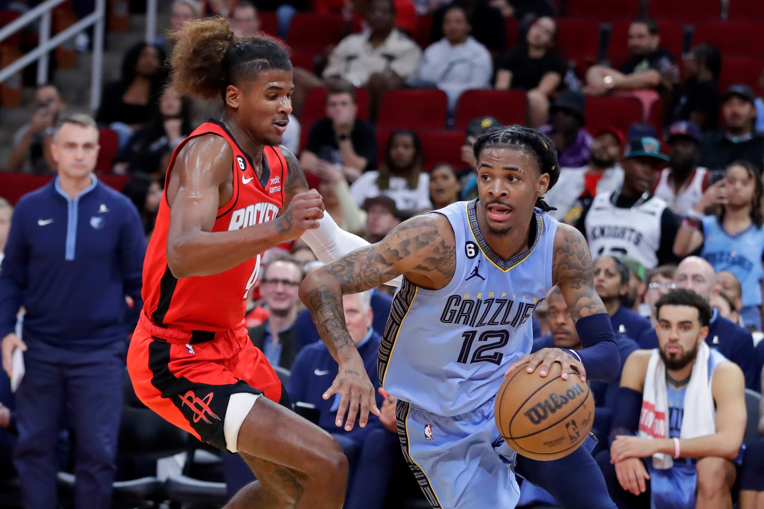 Ja Morant (12), de los Grizzlies de Memphis, trata de dejar atrás a Jalen Green, de los Rockets de Houston, durante la segunda mitad del juego del viernes.