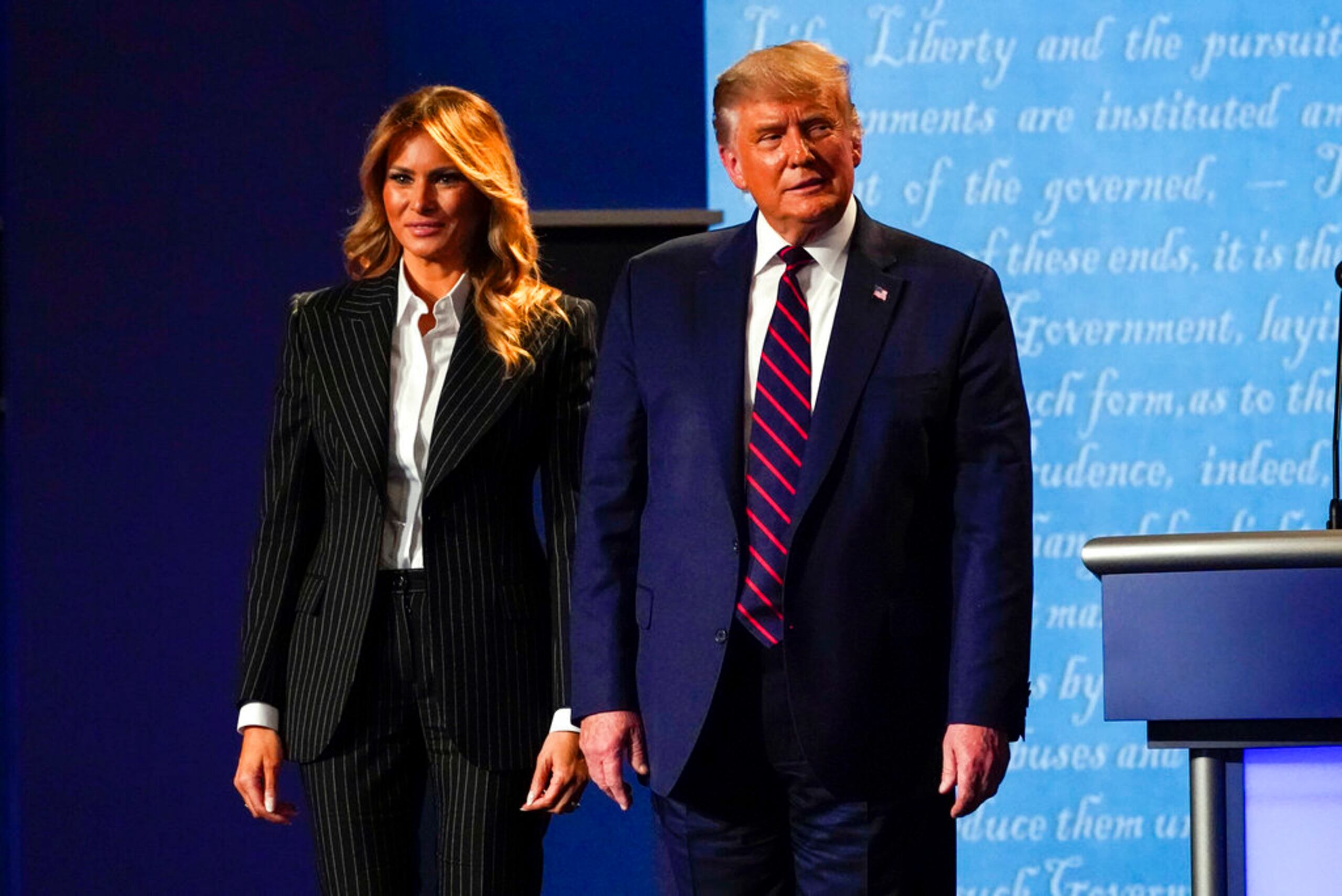 El presidente de Estados Unidos, Donald Trump, en el escenario junto a la primera dama, Melania Trump, tras el primer debate presidencial.