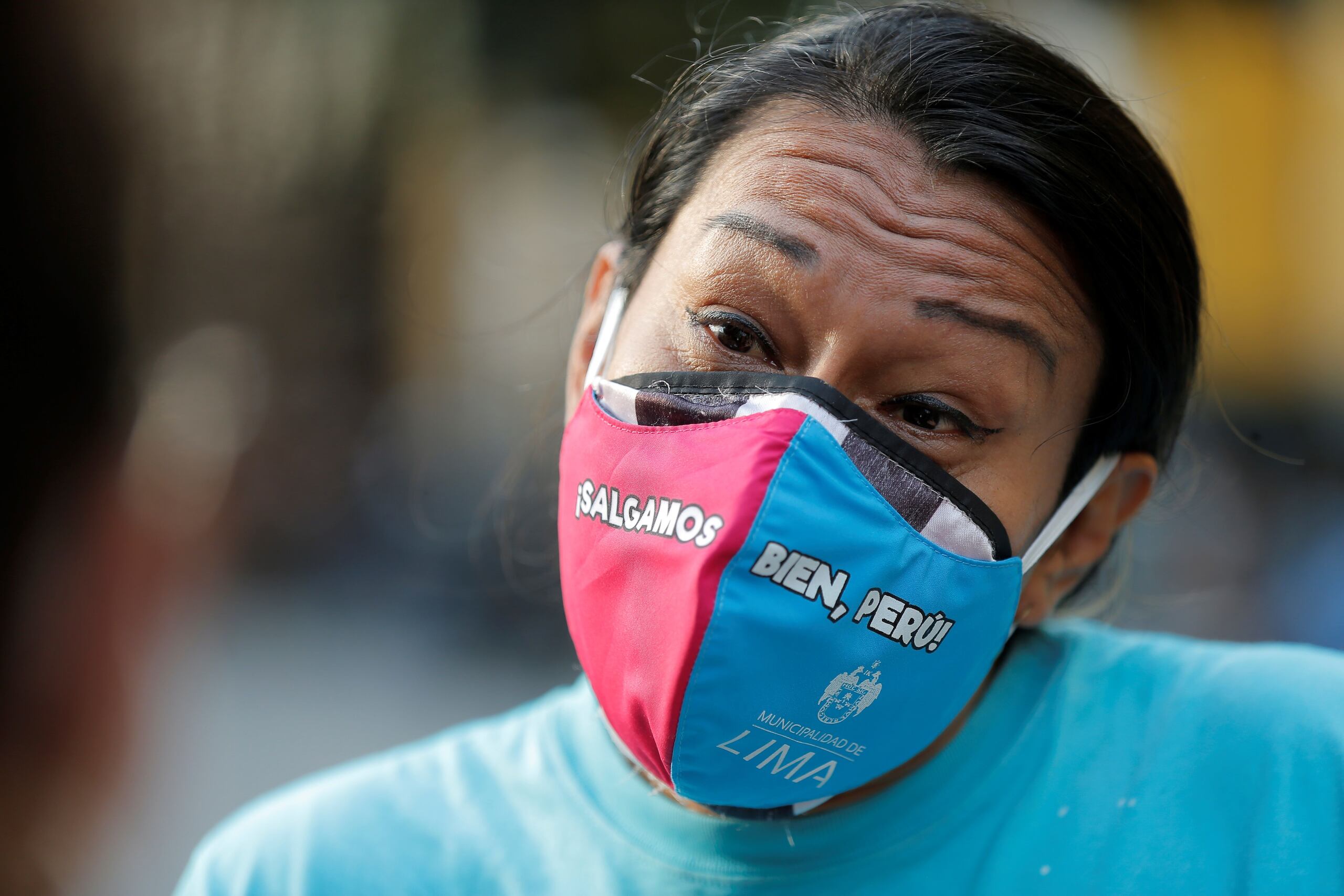 A los 37 años, Skarlet Salas logró su primer empleo formal tras convertirse en la primera mujer trans en trabajar en el servicio de limpieza de la Municipalidad de Lima. Fue así como pudo abandonar la calle y el trabajo sexual, la única alternativa de empleo para el 70 % de las mujeres trans en Perú.