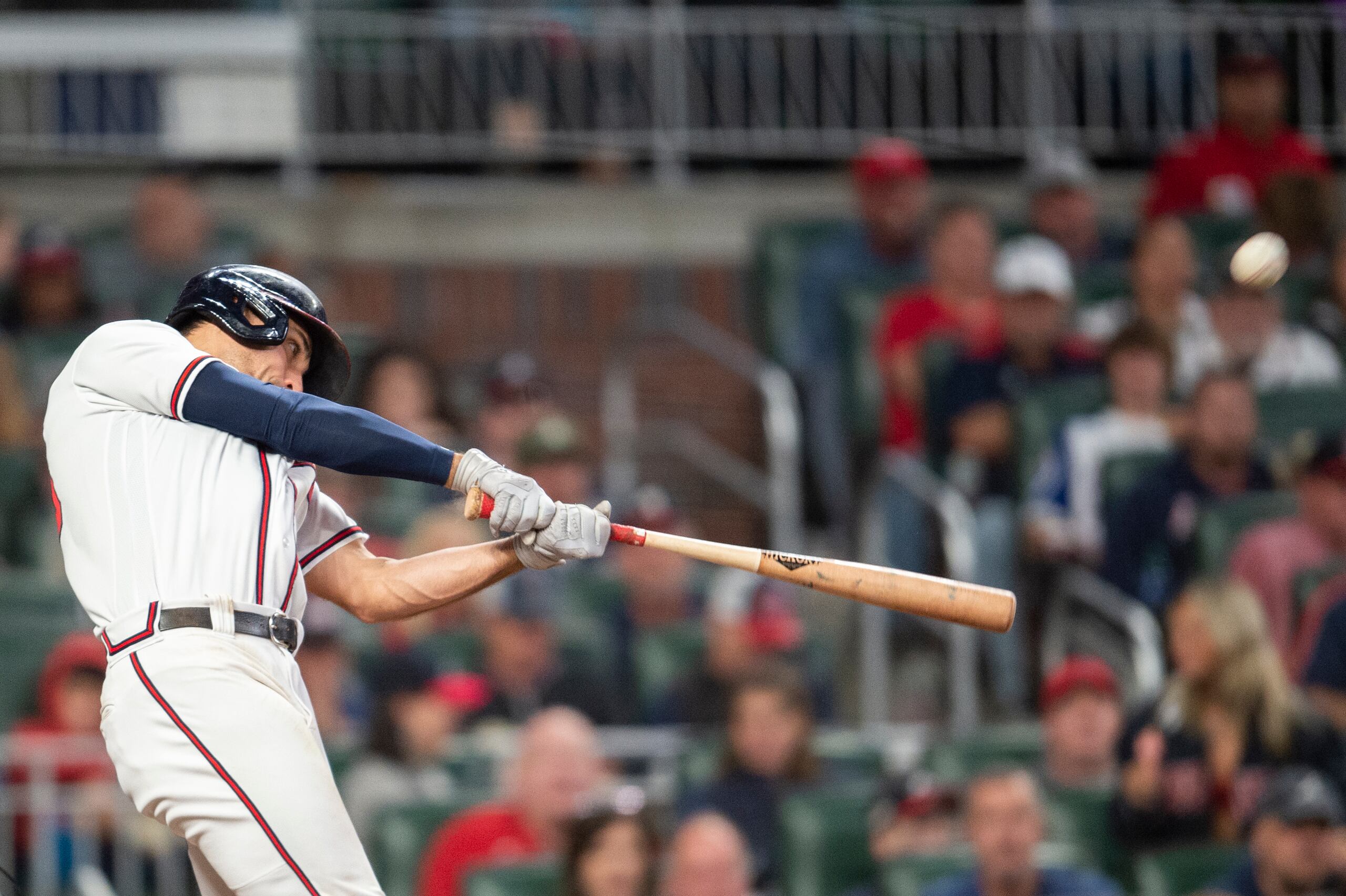 Matt Olson pega un jonrón por los Braves de Atlanta ante los Mets de Nueva York, el domingo 2 de octubre de 2022, en Atlanta.