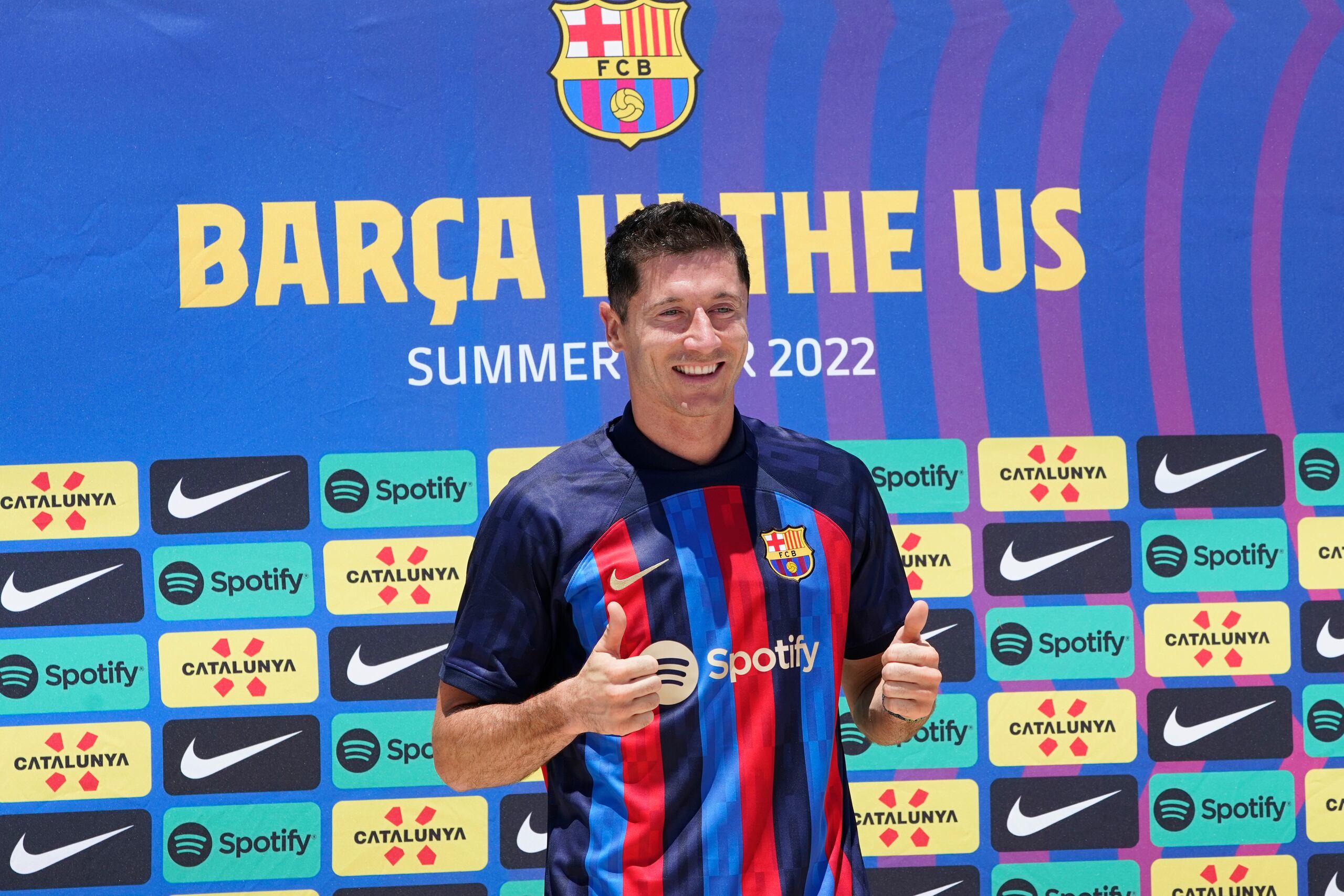 Robert Lewandowski porta la camiseta del Barcelona durante su presentación oficial con el equipo en Fort Lauderdale, Florida.