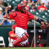 Yadier Molina le pasa a Iván Rodríguez como el catcher con más ‘putouts’ las Grandes Ligas