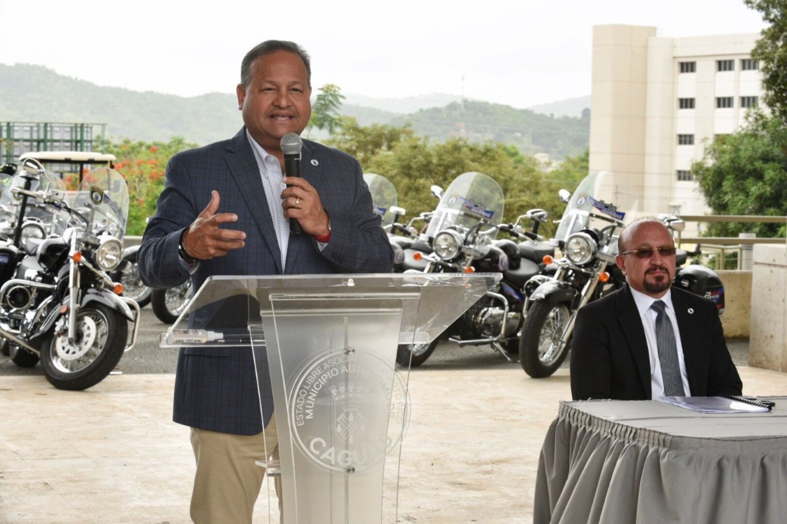 El alcalde de Caguas, William Miranda Torres, hizo entrega hoy de los vehículos a la Policía Municipal.