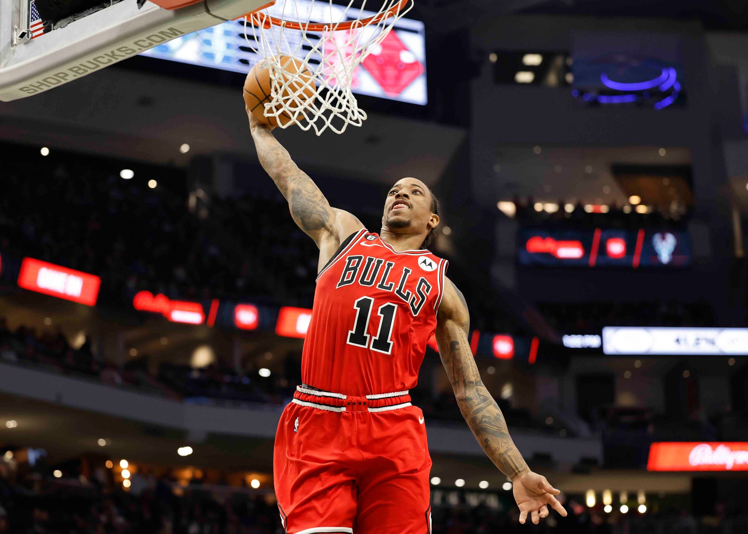 El alero de los Bulls de Chicago DeMar DeRozan, donquea un balón durante el encuentro del miércoles ante los Bucks de Milwaukee.