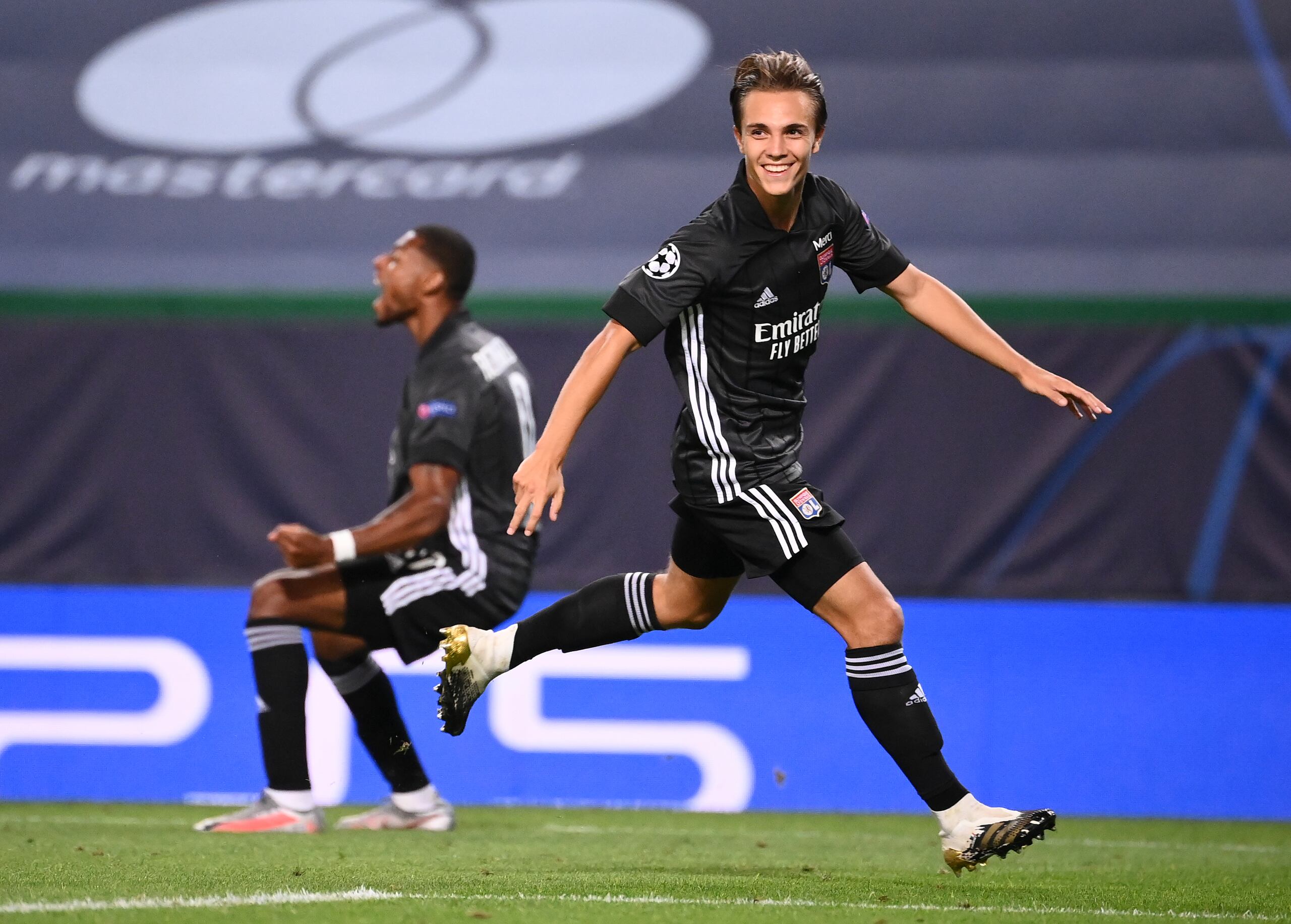 Maxence Caqueret celebra después que Lyon sumara un tercer gol durante el partido de cuartos de final ante Manchester City.