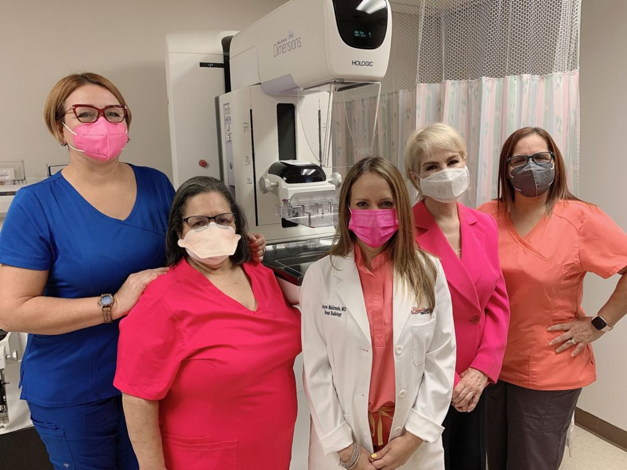 Nydia Caro y la ctora Mayra Maldonado junto al Peronal del Breast Institute de HIMA San Pablo Bayamon.