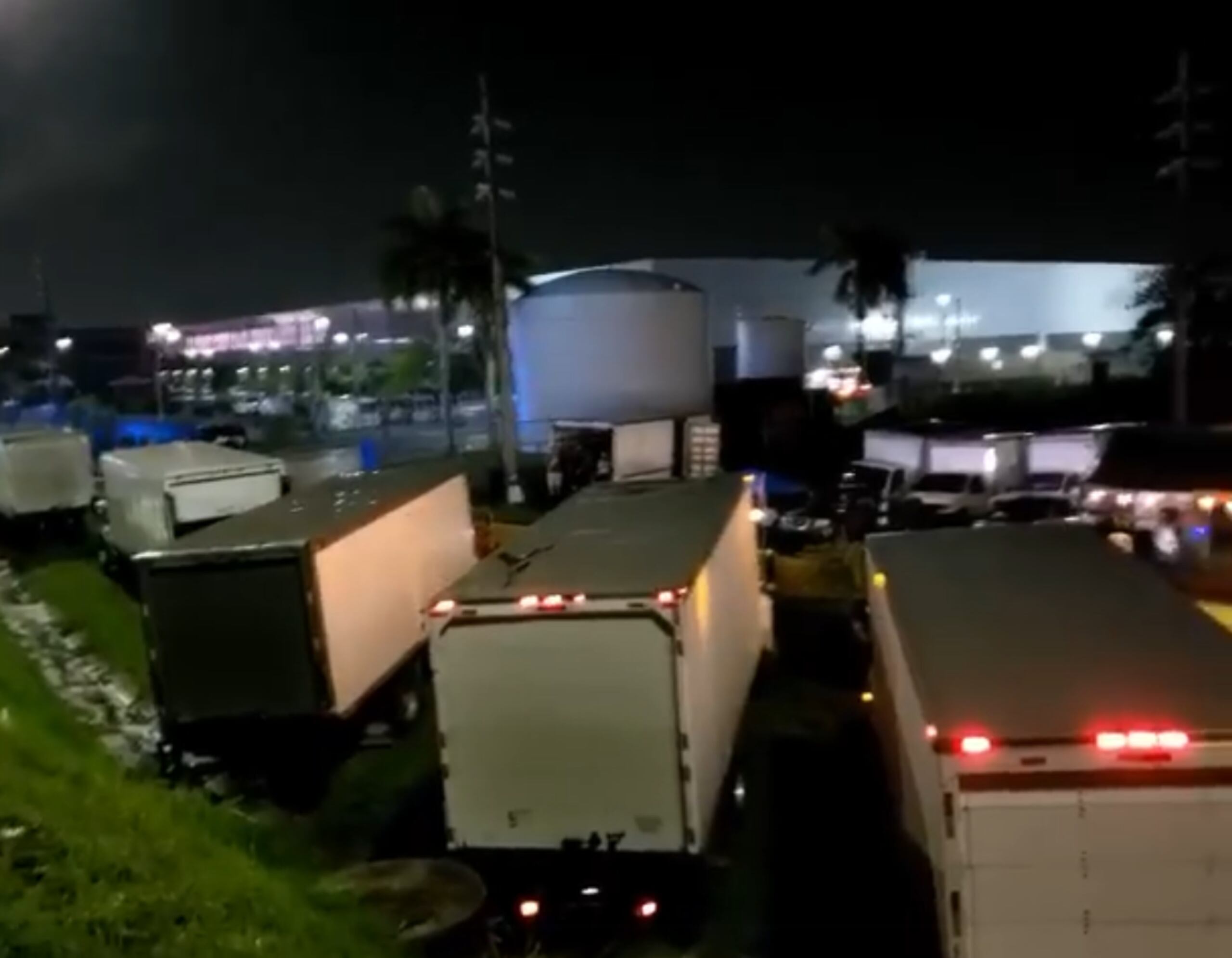 Manifestación de camioneros frente a la empresa V. Suárez.