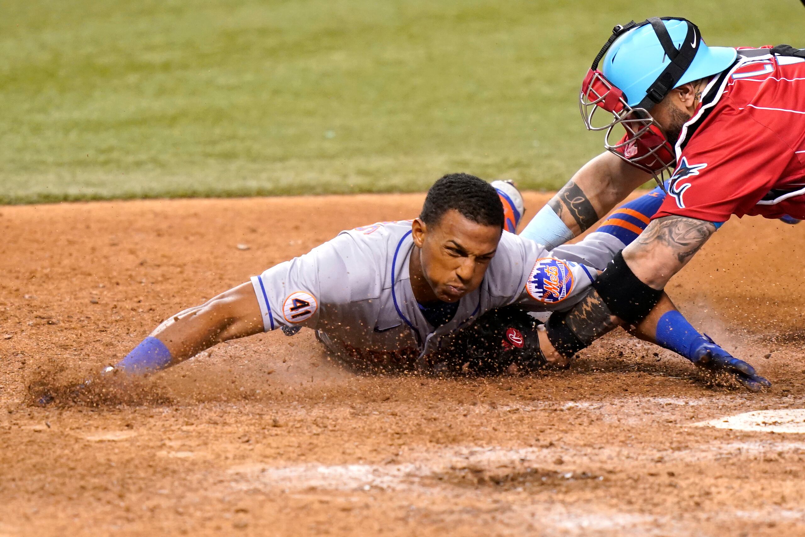 El jardinero puertorriqueño de los Mets de Nueva York, Johneswhy Fargas, a la izquierda, se lastimó un hombro durante una jugada en el jardín central el lunes.