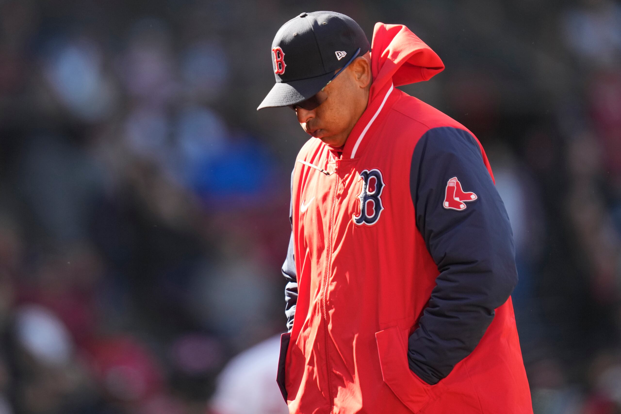 Alex Cora sale cabizbajo luego de hacer un cambio de lanzador.