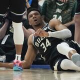 Antetokounmpo sale lesionado de la espalda en el debut de su equipo en los playoffs