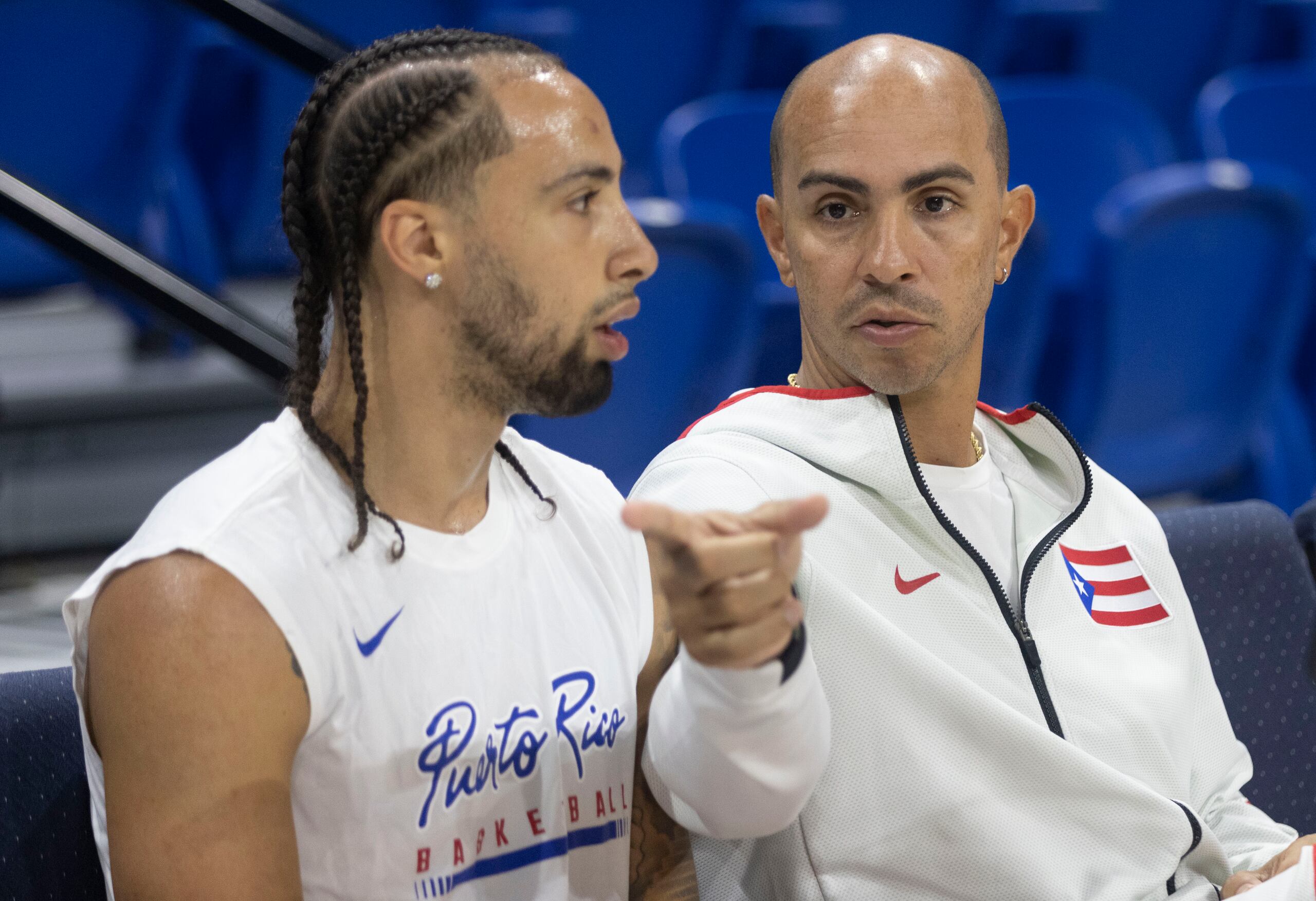 José Alvarado -izquierda- y Carlos Arroyo han compartido impresiones sobre el baloncesto internacional.