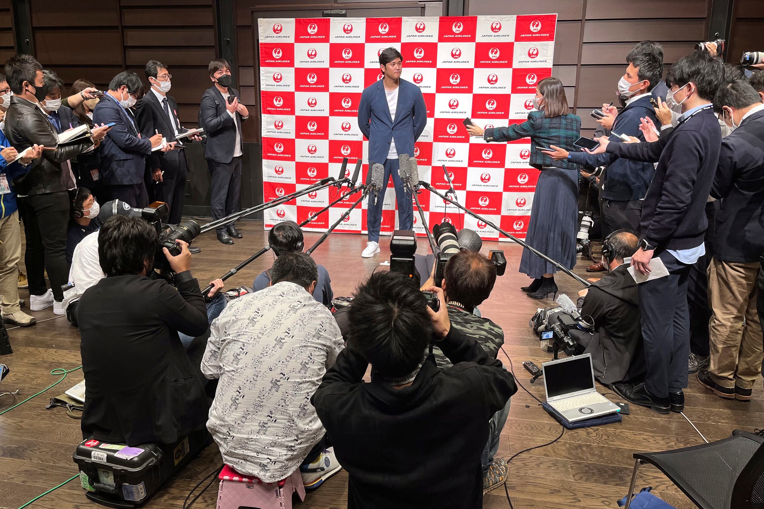 Shohei Ohtani, de los Angels de Los Ángeles, charla con periodistas tras regresar a Japón en el aeropuerto internacional de Haneda en Tokio.
