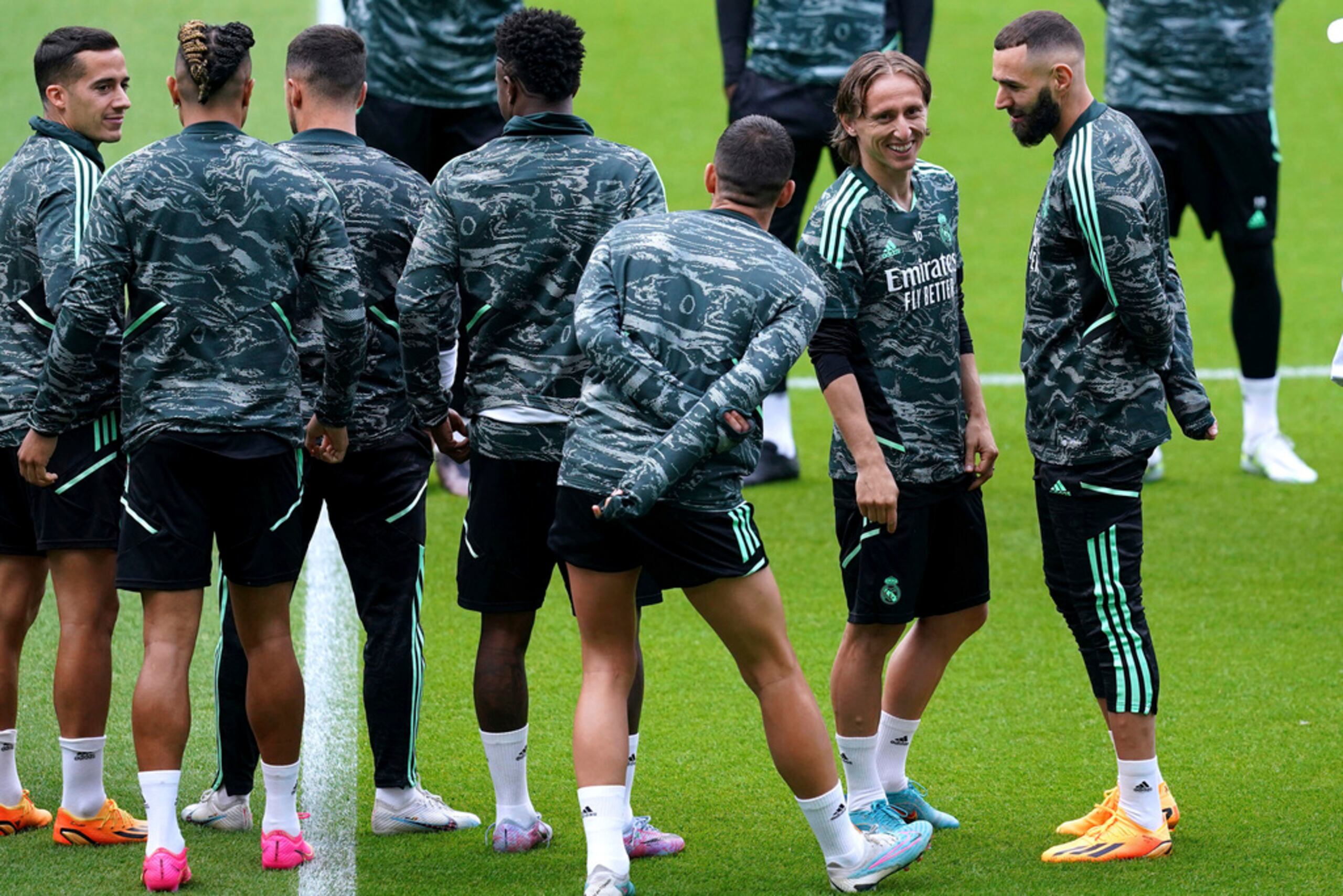 Luka Modric (segundo a la derecha) y Karim Benzema (derecha) durante un entrenamiento con miras al partido contra el Manchester Cit.